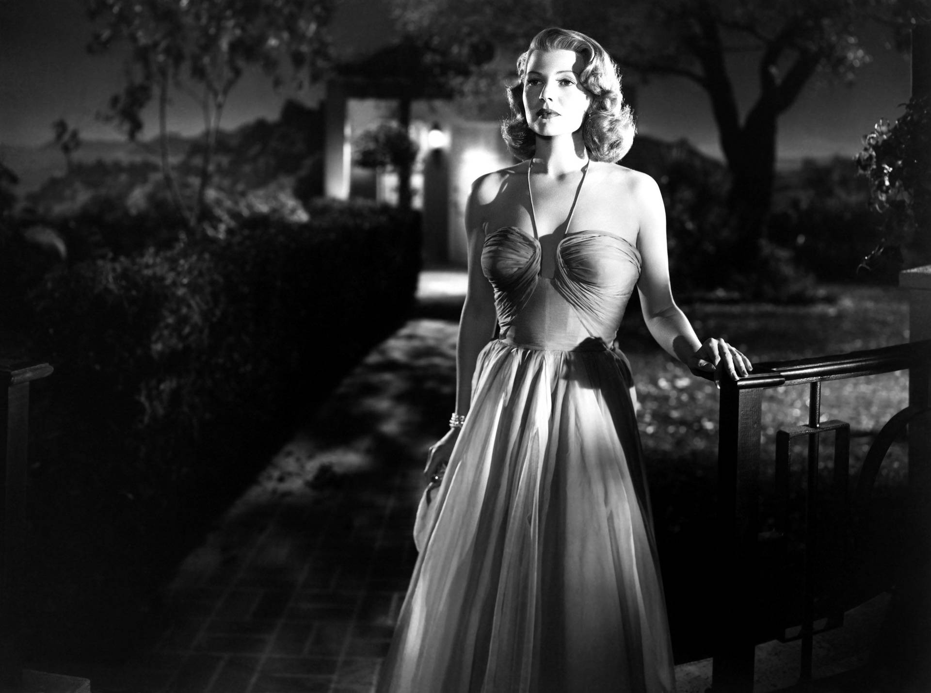 Rita Hayworth alene om natten som tapet på din computer. Wallpaper