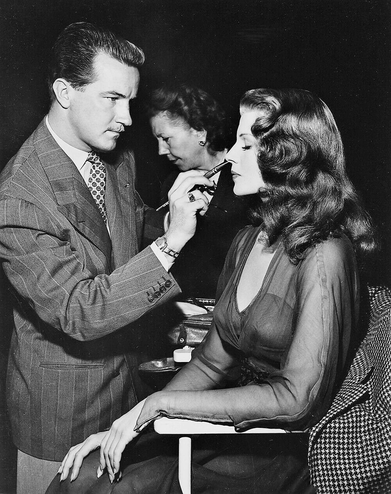 Rita Hayworth får lavet makeup. Wallpaper