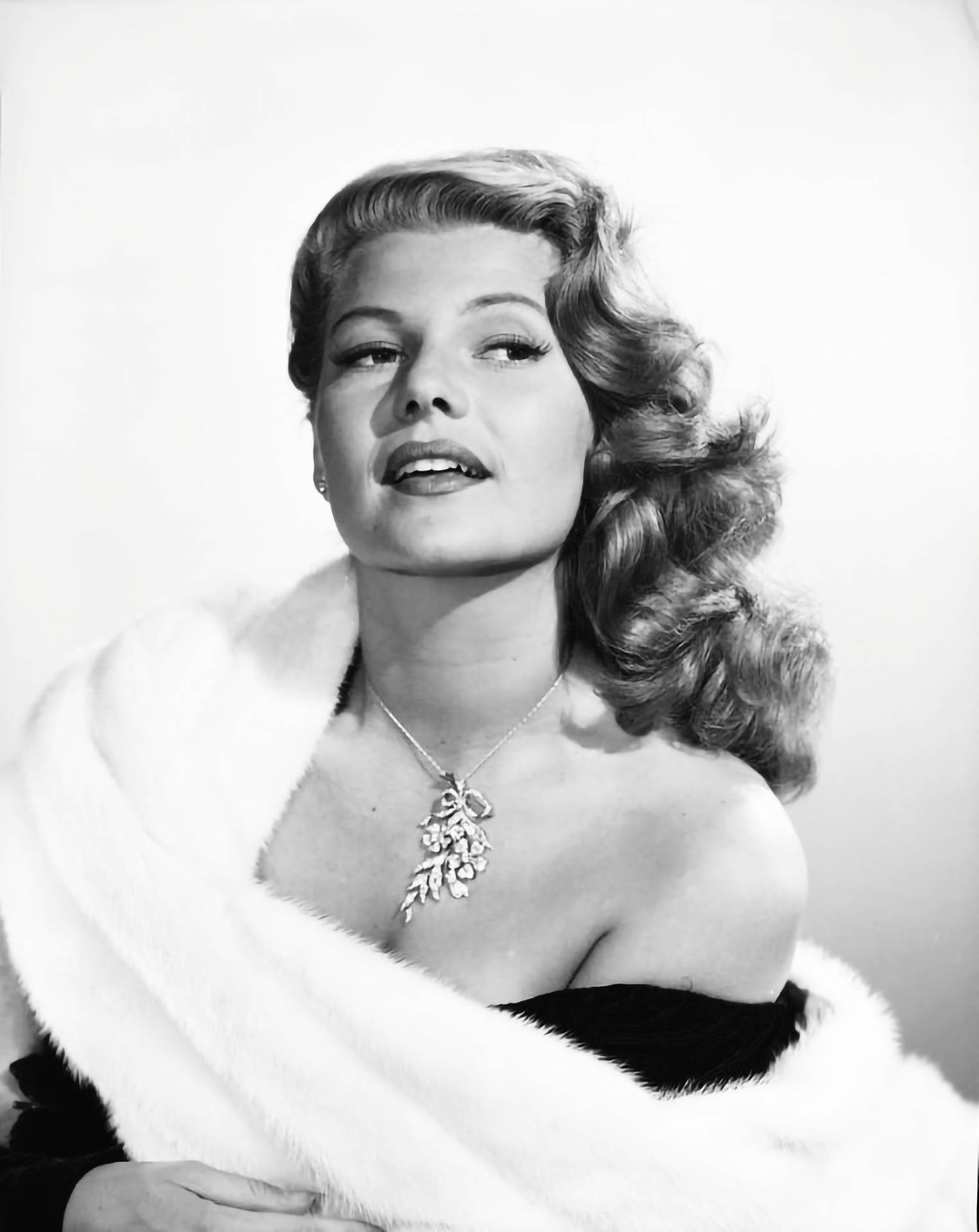Rita Hayworth glamourøse portræt gløder i lyserøde og røde farver. Wallpaper