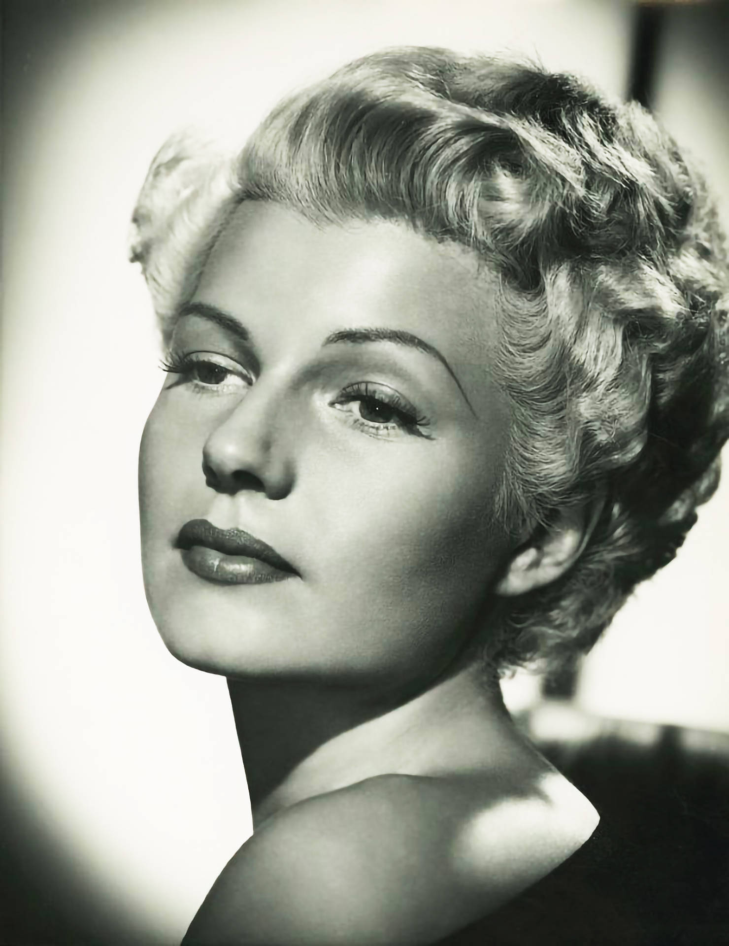 Rita Hayworth Pixie Hair Bling: Denne baggrund tilføjer et pift af glamour og personlighed til din computer eller mobil. Wallpaper