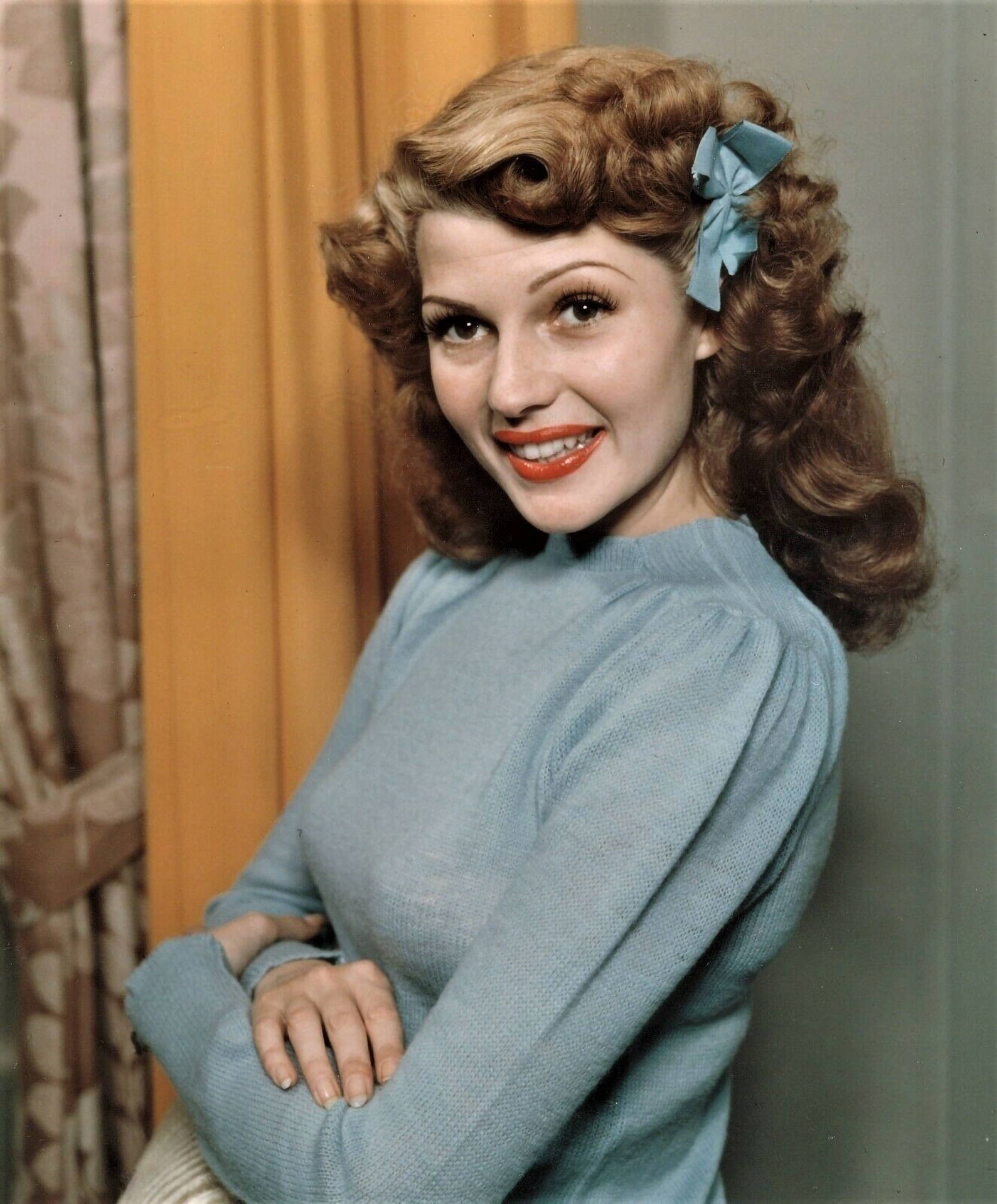Rita Hayworth Sweet Blue Ribbon bringer stemningen frem. Wallpaper