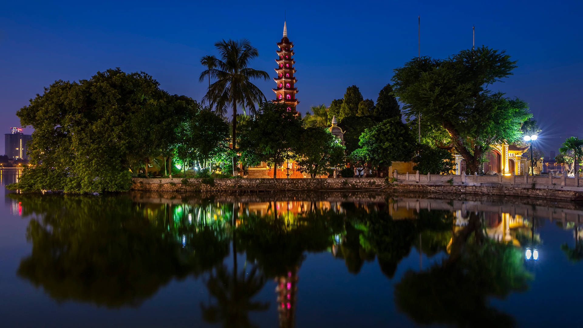 Rivertower Trees In Hanoi (torre Del Río Y Árboles En Hanoi) Fondo de pantalla
