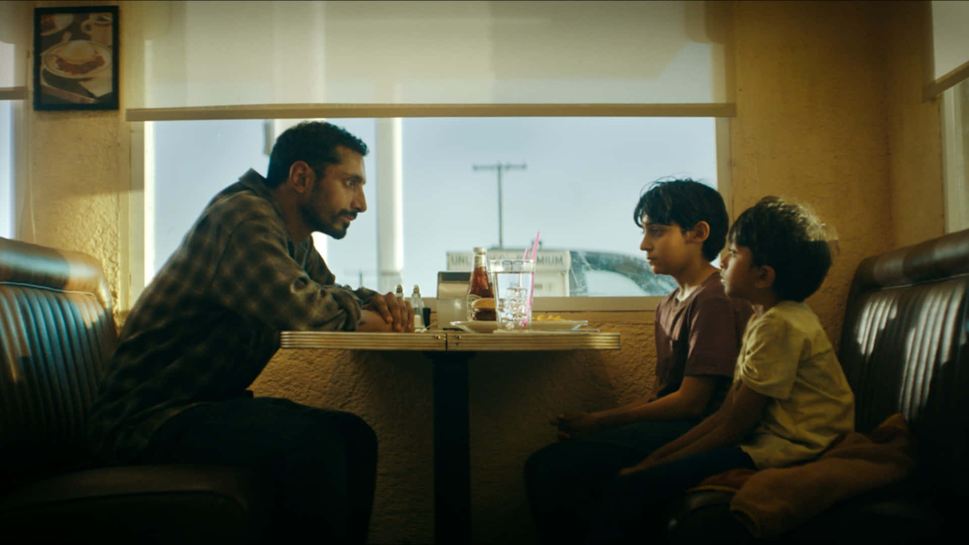 Riz Ahmed Diner-scene Bakgrunnsbildet