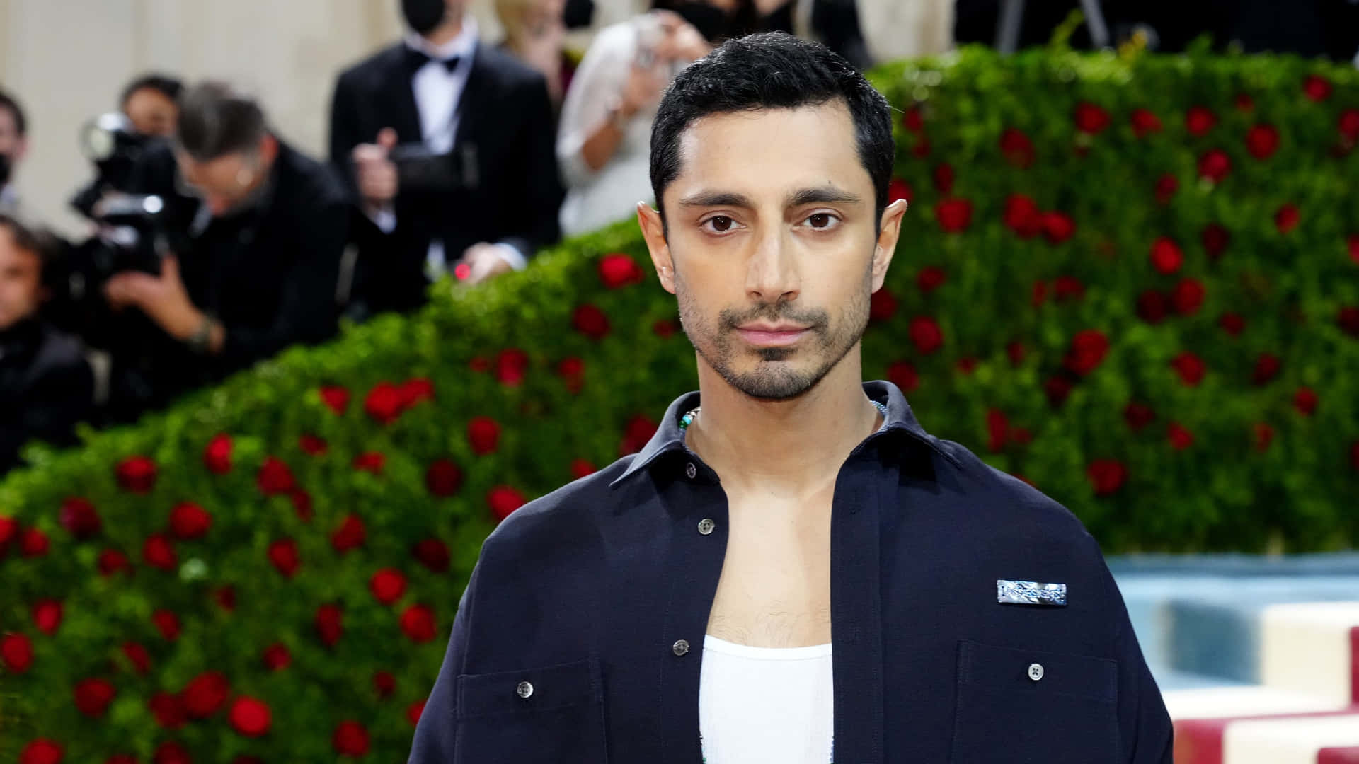 Riz Ahmed Punaisella Matolla Taustakuva