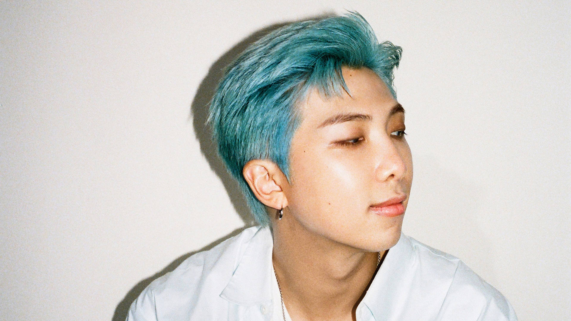 Rmcom Cabelo Azul (this Would Be A Suitable Translation For A Computer Or Mobile Wallpaper Featuring Rm With Blue Hair) Papel de Parede