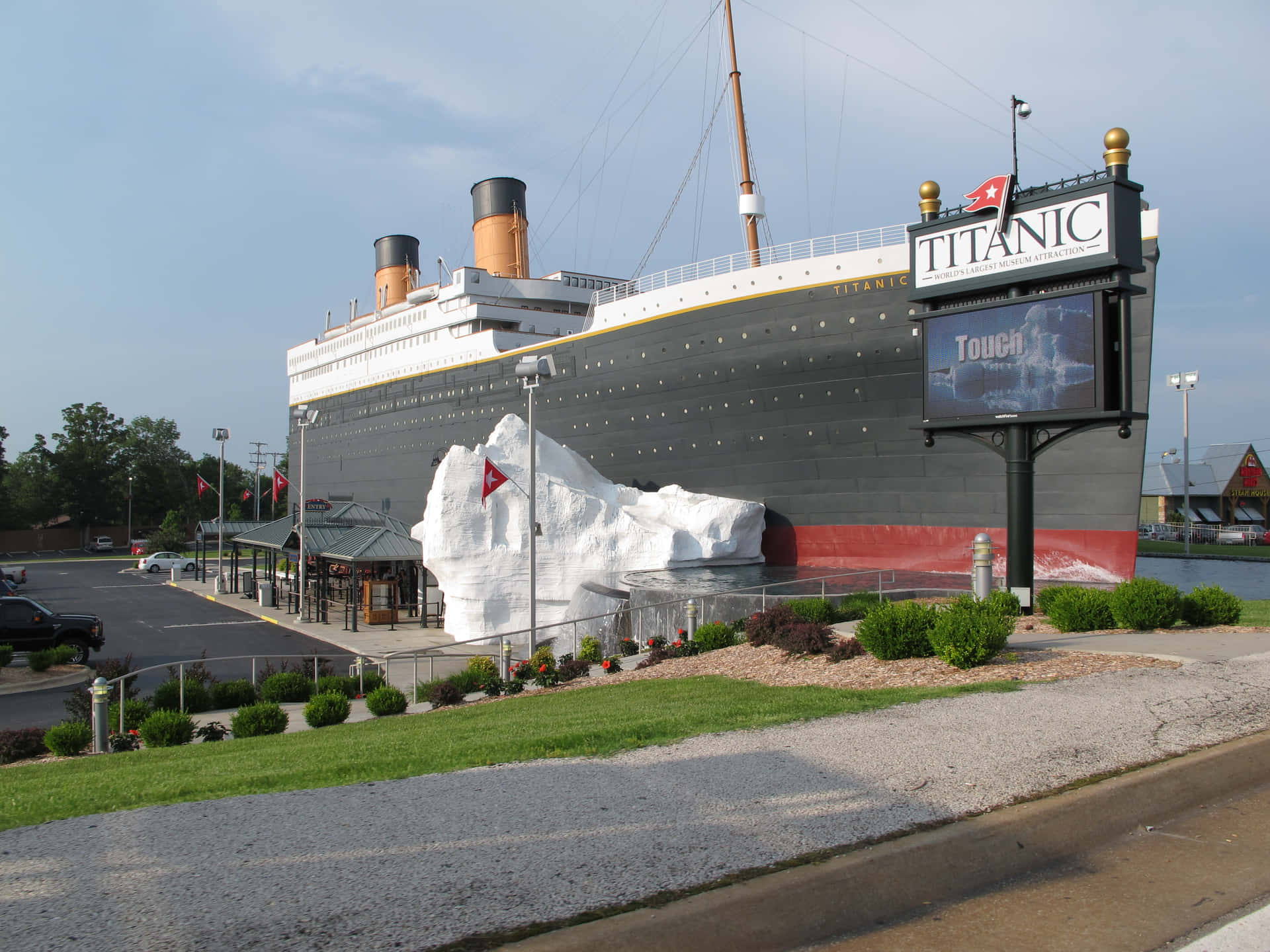 Museudo Rms Titanic Com Estrada. Papel de Parede