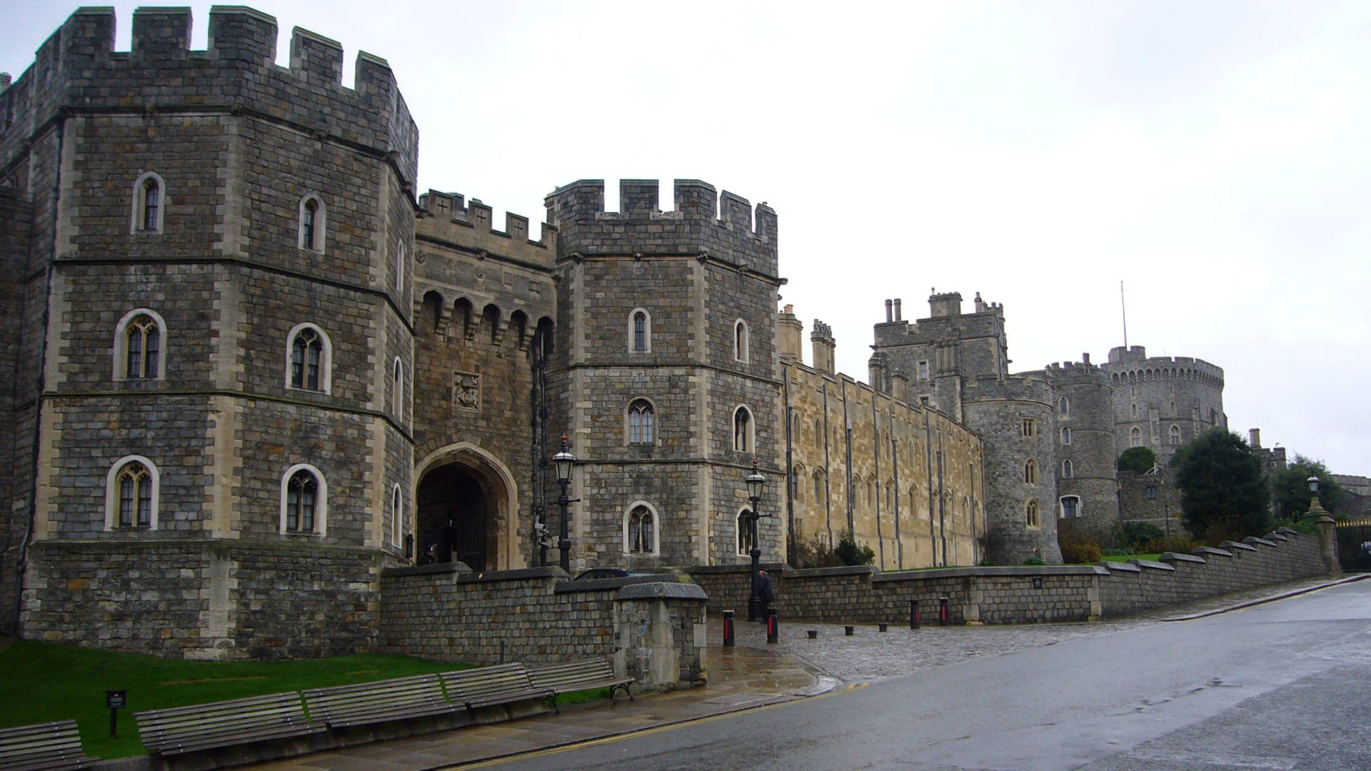 Caminojunto Al Castillo De Windsor Para El Escritorio Fondo de pantalla