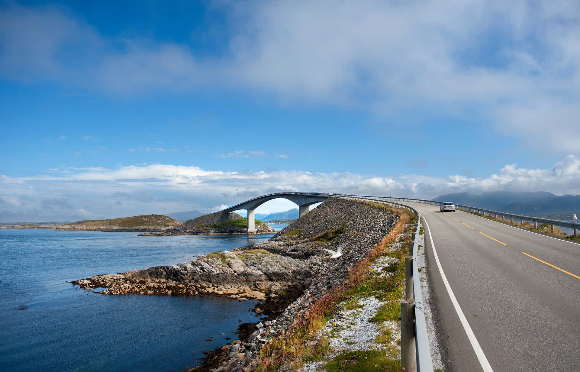Vejen forbundet til Storseisundet-broen i Norge Wallpaper
