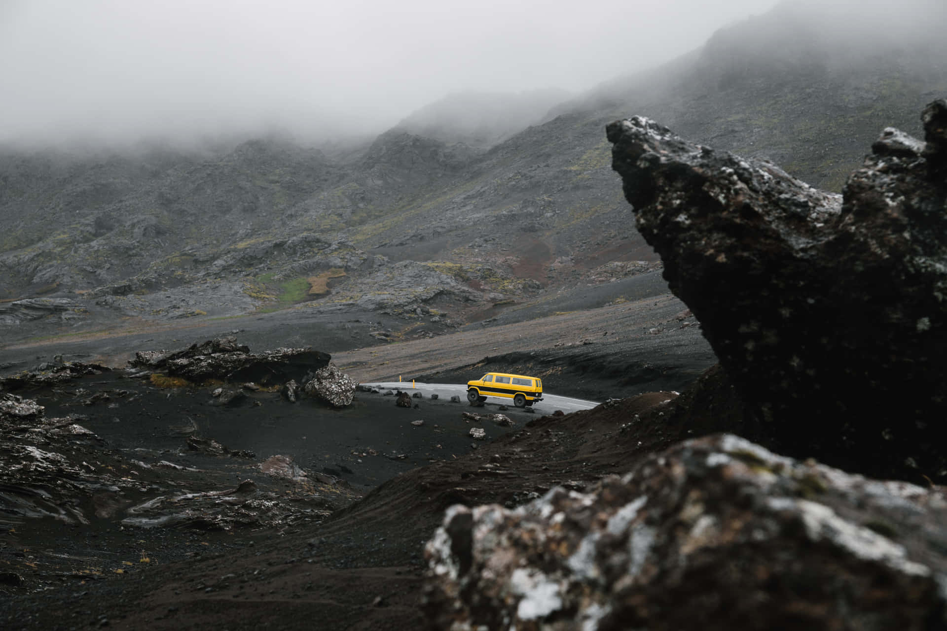 Schilderachtige Road Trip Door Bos En Bergen Achtergrond