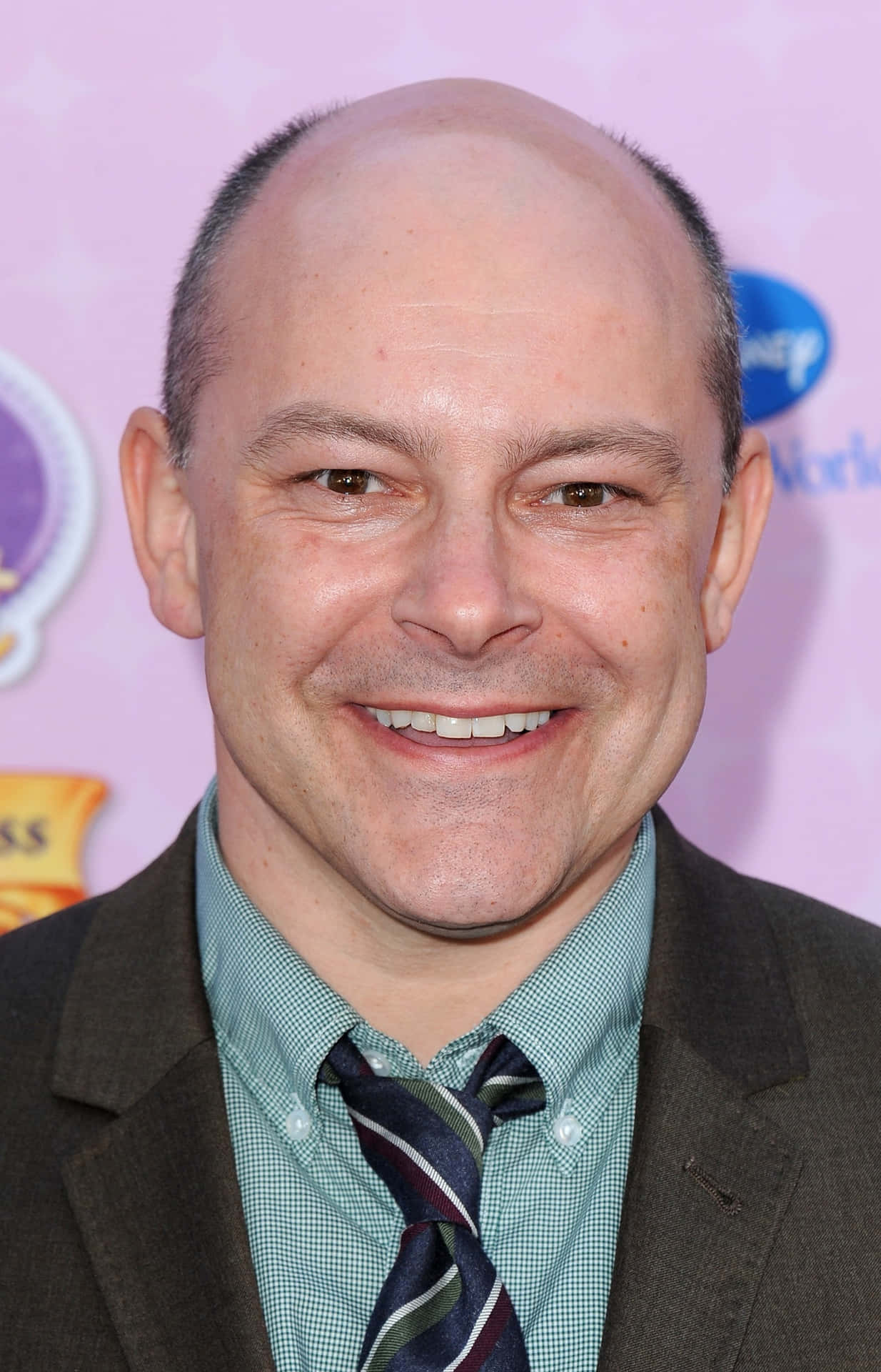 Rob Corddry poses in an ice-blue suit Wallpaper