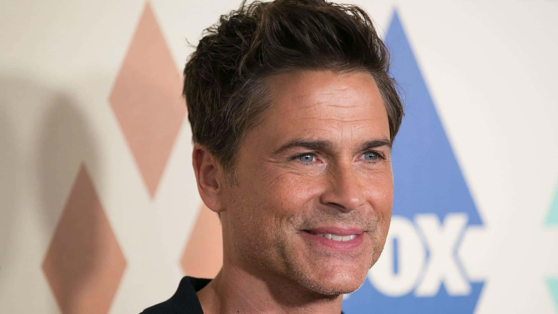 Actor and comedian Rob Lowe, looking suave as ever. Wallpaper