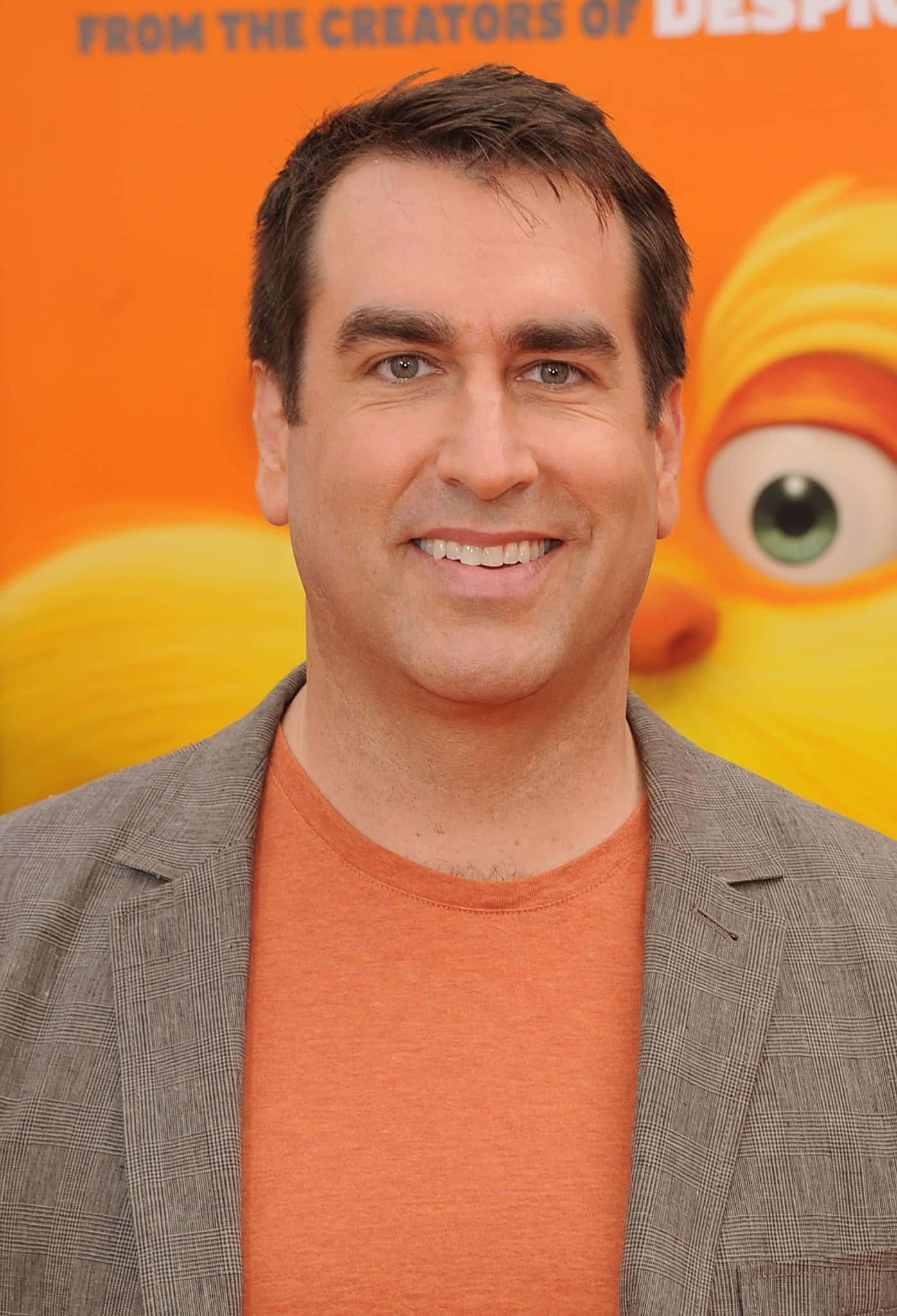 Actorrob Riggle Is Well Known For His Comedic Roles In Movies And Tv Shows. Fondo de pantalla