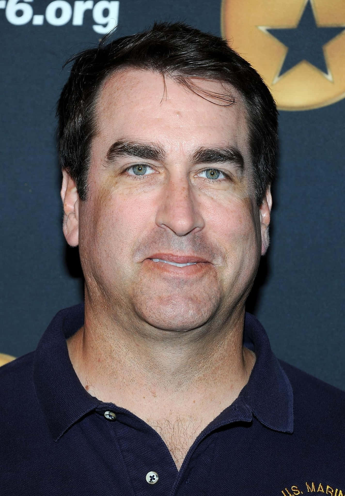Actor Rob Riggle as he looks off into the horizon Wallpaper