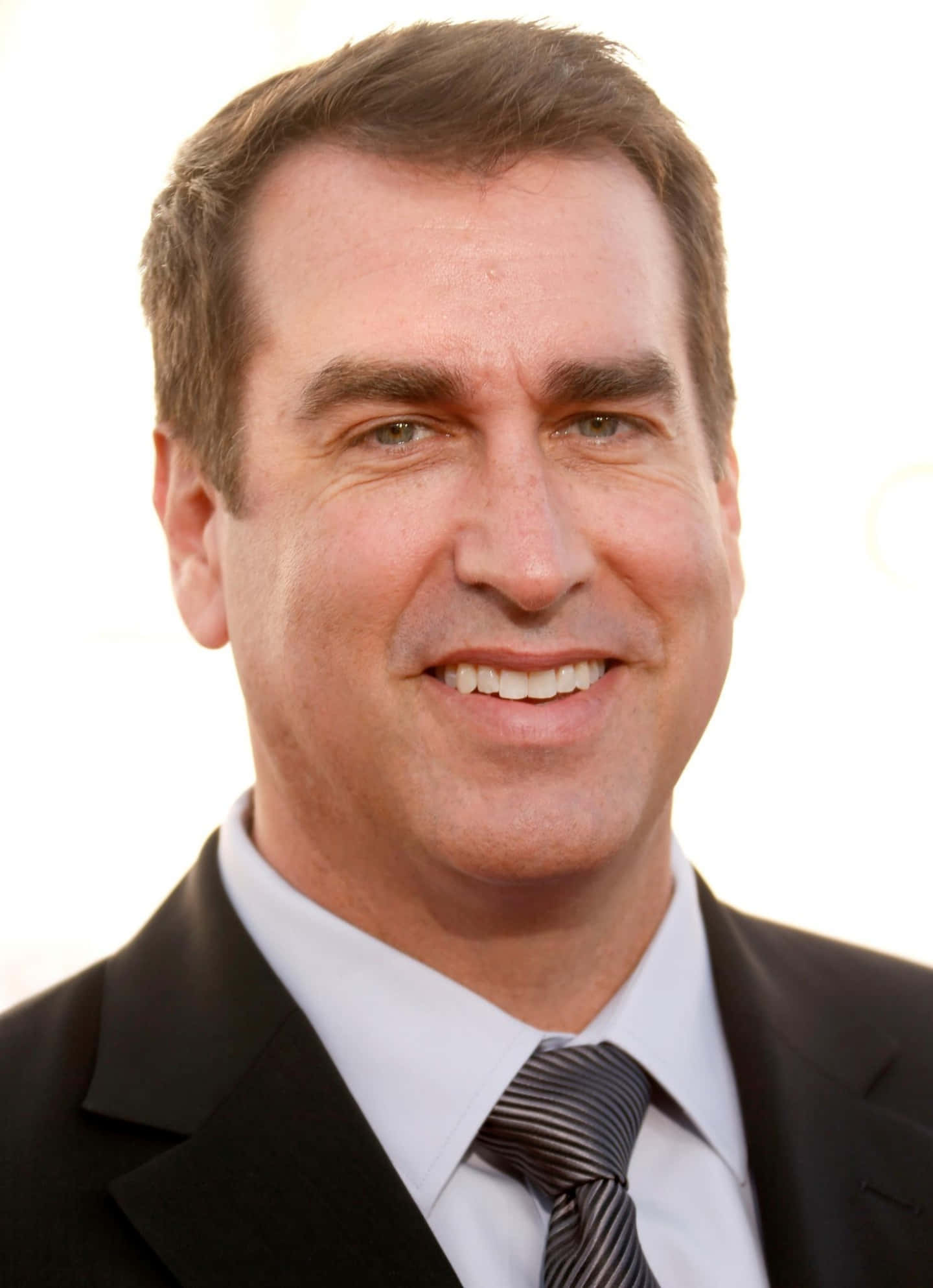 Elactor Rob Riggle Asiste A Los Estudios De Siriusxm En La Ciudad De Nueva York. Fondo de pantalla