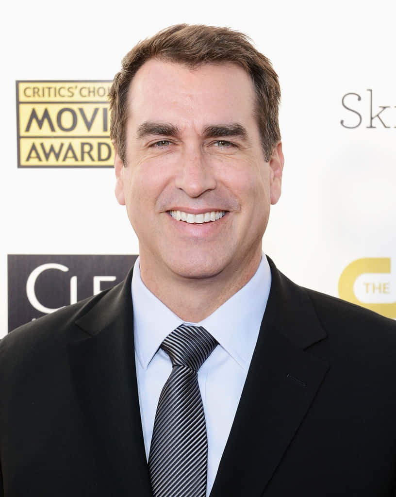 Actorrob Riggle Is Famous For His Roles In Comedy Movies And Tv Shows. He Has A Great Sense Of Humor And Is Known For His Improv Skills. Fondo de pantalla