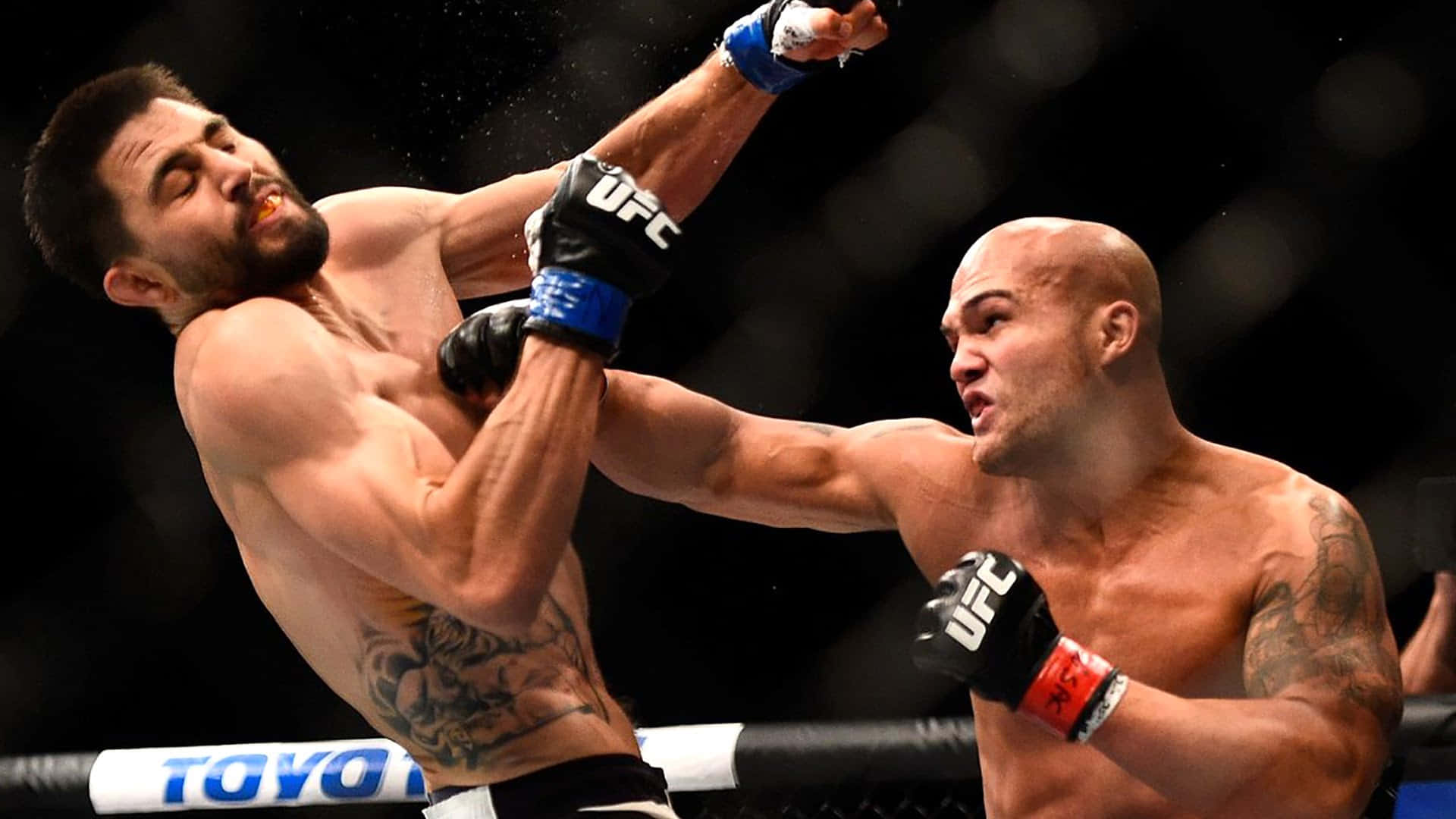 Robbie Lawler Punches Carlos Condit Wallpaper