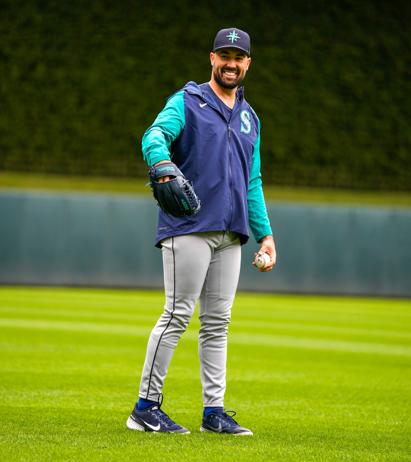 Robbie Ray smiler på et baseball-felt. Wallpaper