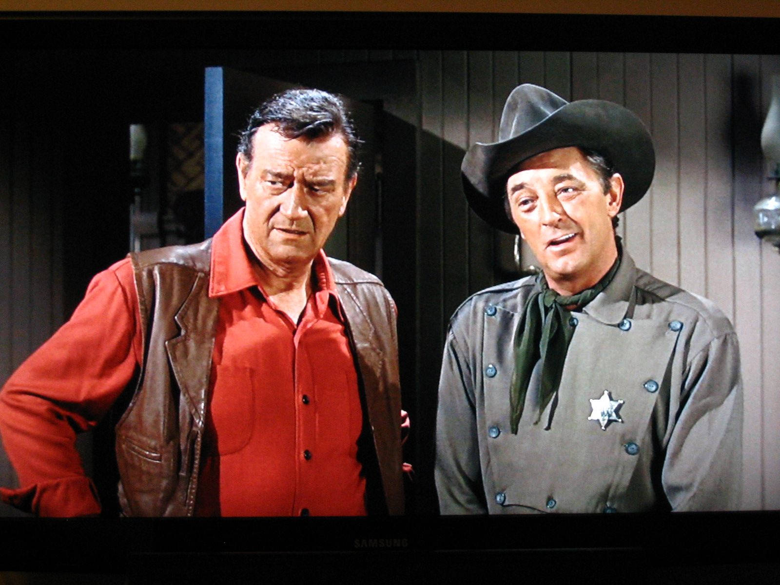 Robertmitchum Och John Wayne I Filmen. (note For Context: This Sentence Could Be A Suggestion For A Computer Or Mobile Wallpaper Featuring These Two Actors In A Movie Scene.) Wallpaper