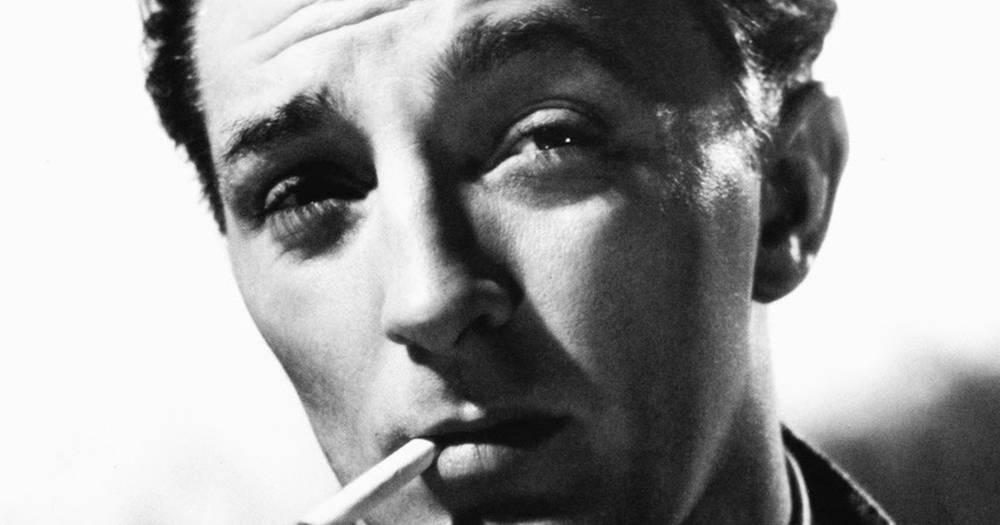 Robert Mitchum Close-Up Black And White Smoking Wallpaper