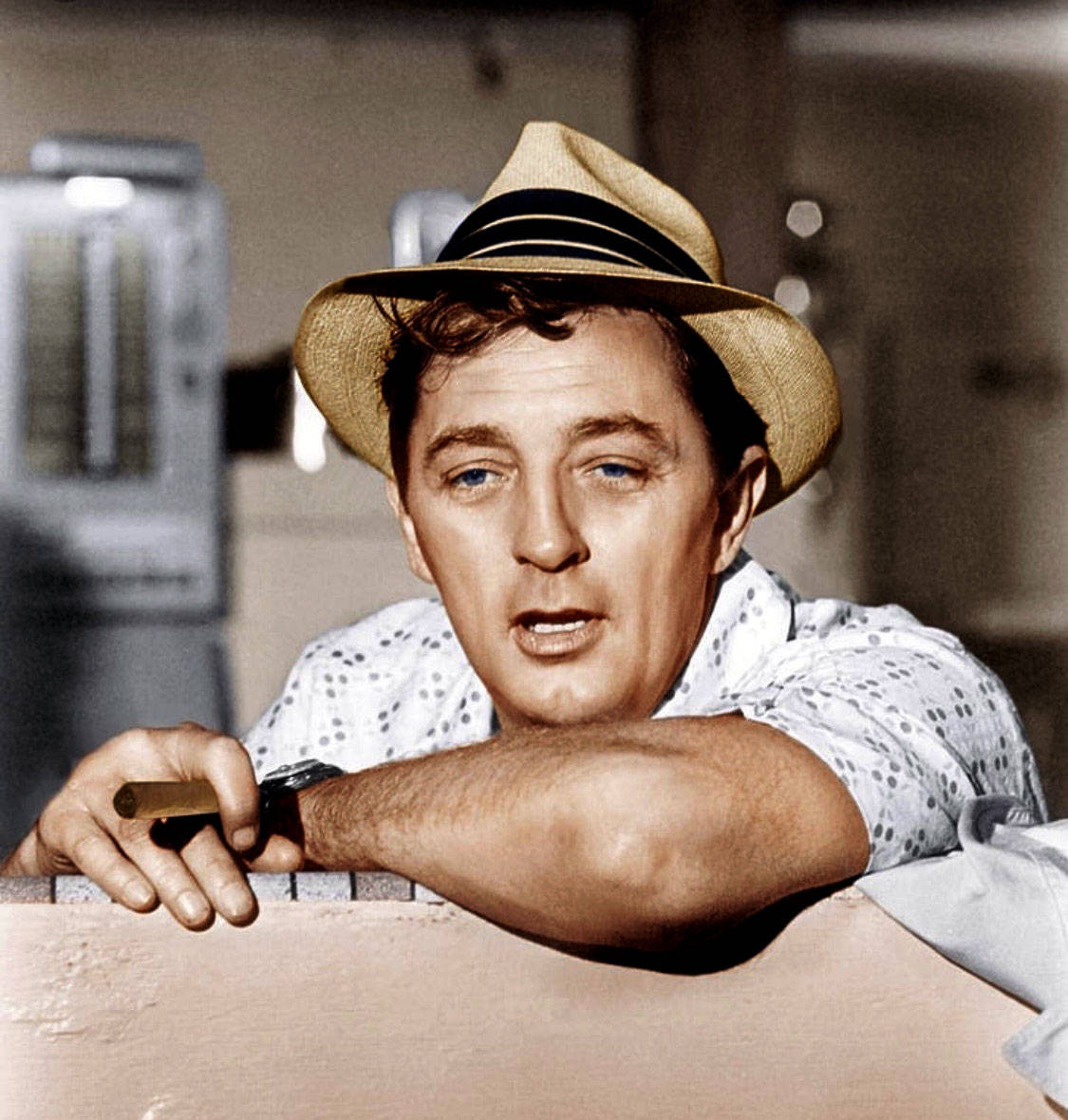 Robert Mitchum Colored Shot With Cigar (scatto A Colori Di Robert Mitchum Con Sigaro) Sfondo