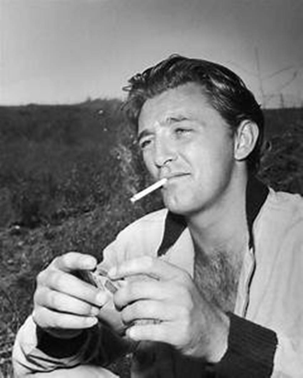 Robert Mitchum Smoking In Mountains Black And White Wallpaper