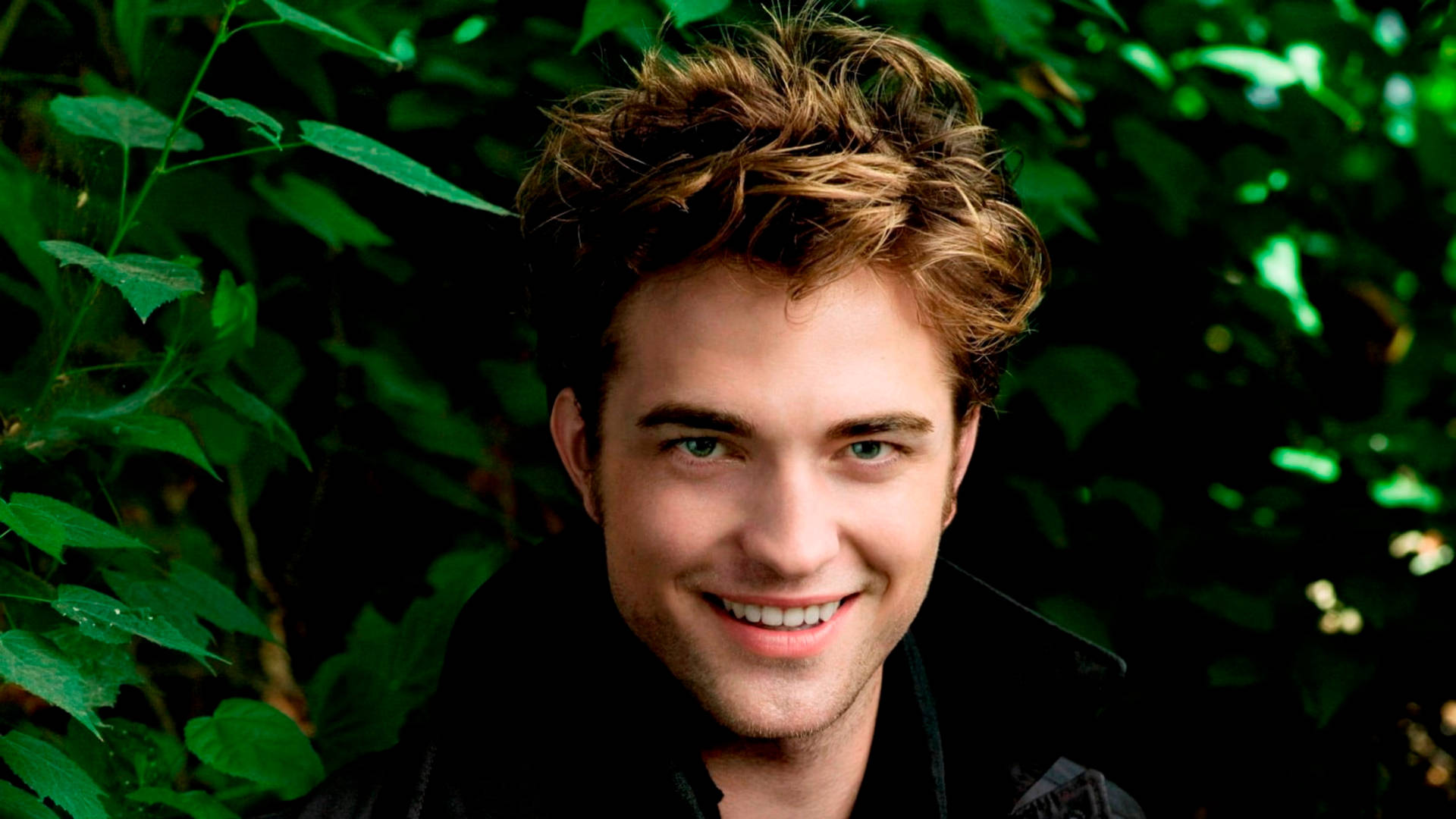 Robert Pattinson Sødt Smil Tapet Wallpaper