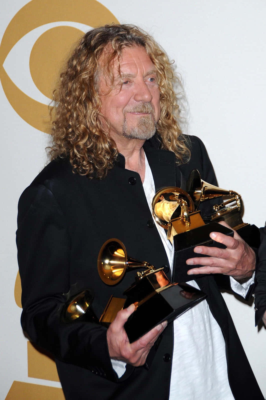 Doshombres Sosteniendo Premios Grammy