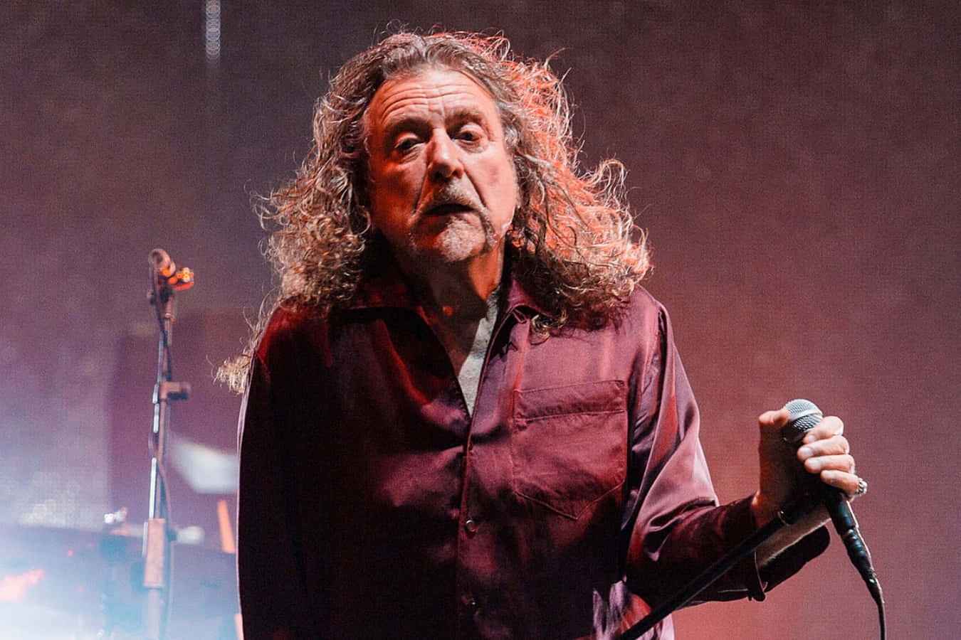 Robertplant, Den Legendariska Frontmannen För Led Zeppelin.