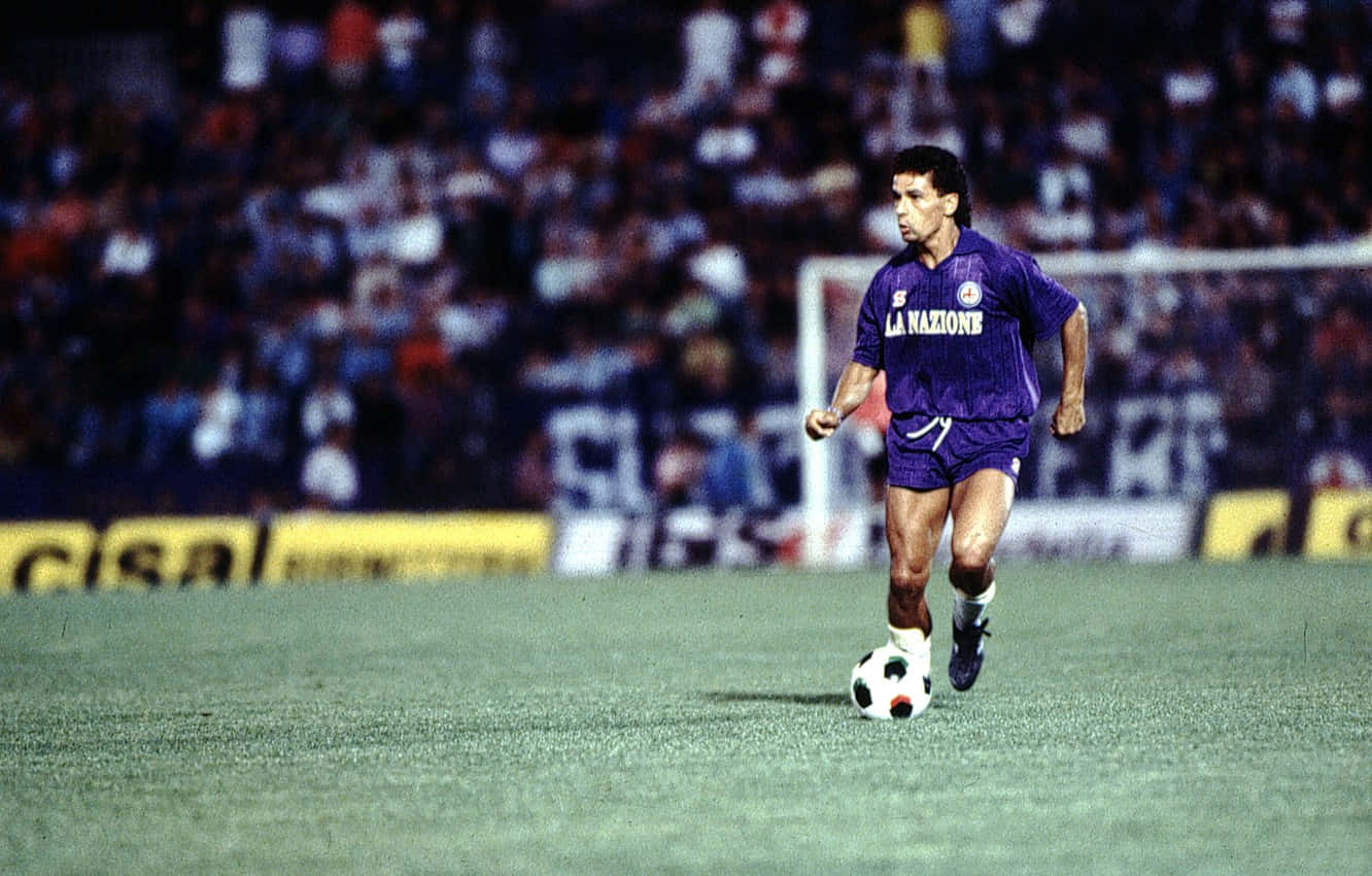 Robertobaggio Fußballspieler Auf Dem Spielfeld Wallpaper