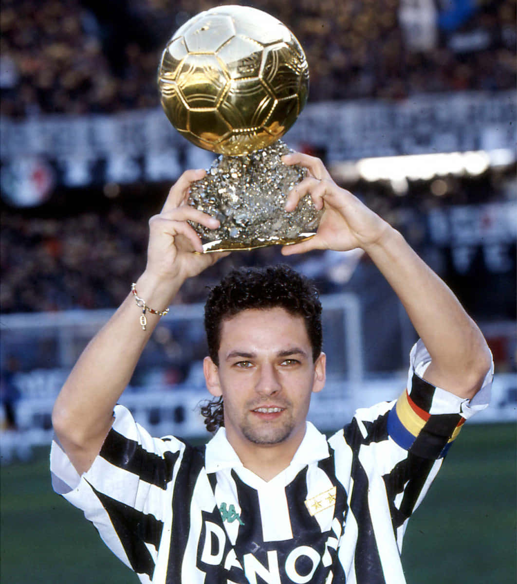 Robertobaggio Levantando El Trofeo Balón De Oro De 1993 Fondo de pantalla