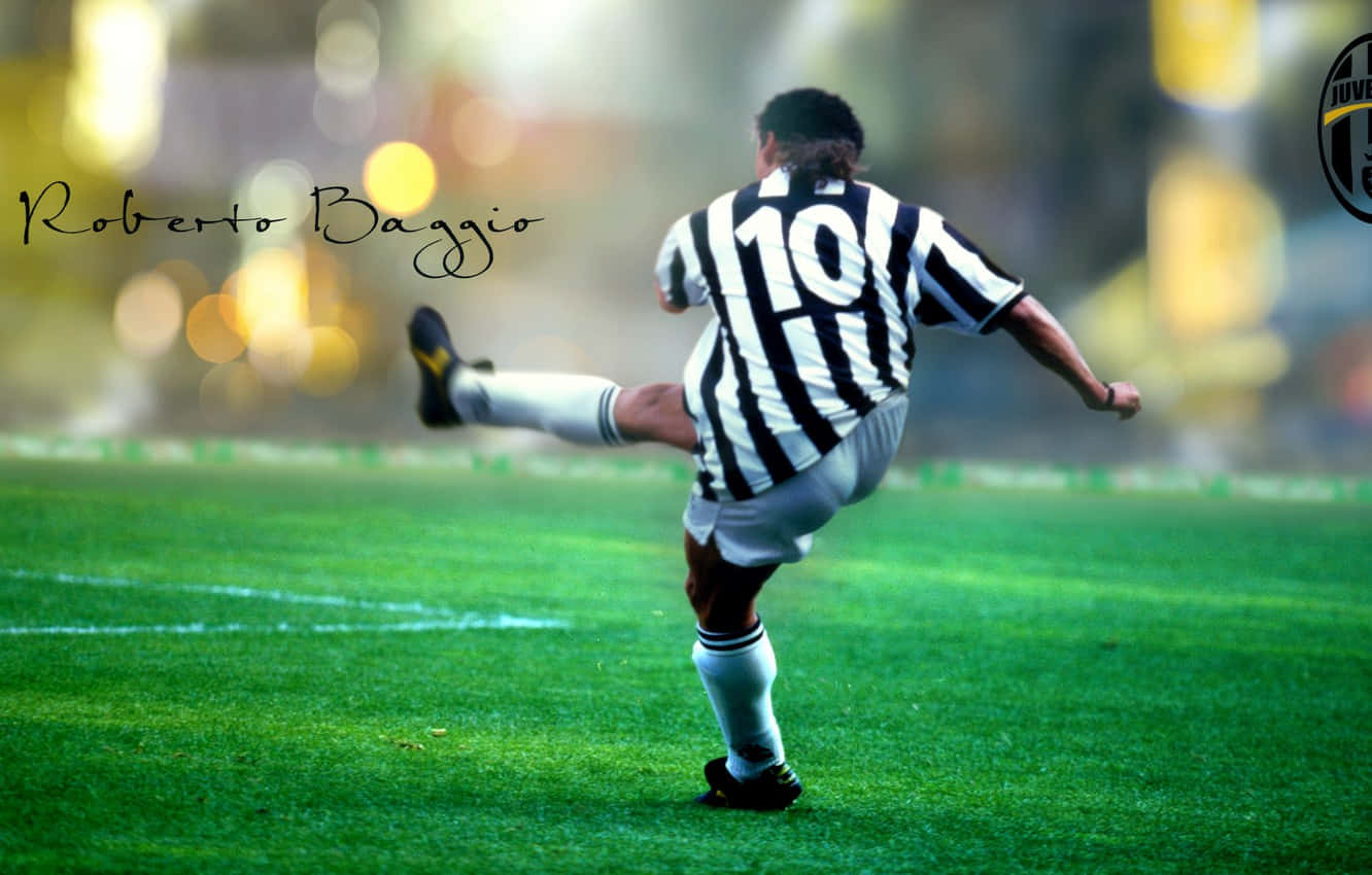 Robertobaggio Marcando Com A Camisa Da Juventus F.c. Como Papel De Parede Para Computador Ou Celular. Papel de Parede