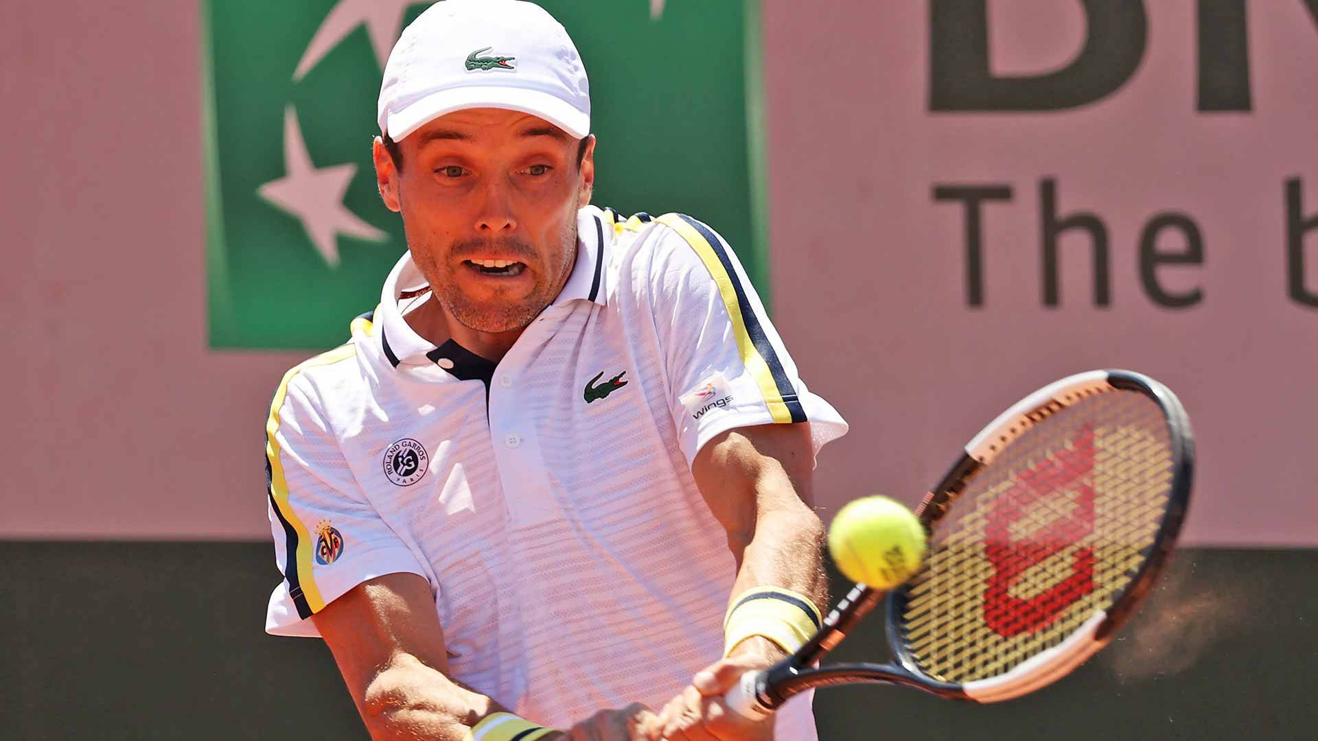 Roberto Bautista Agut intensely engaged in a challenging tennis match Wallpaper