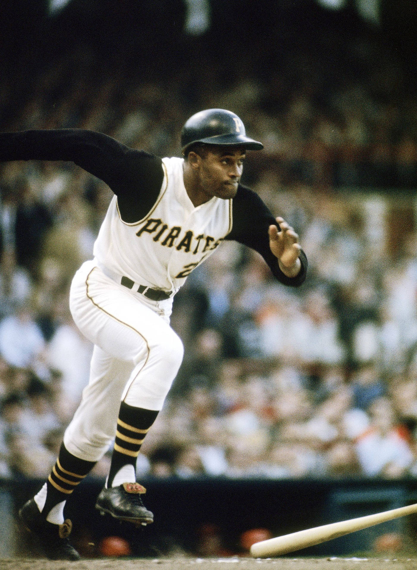 Download Roberto Clemente On The Run Wallpaper