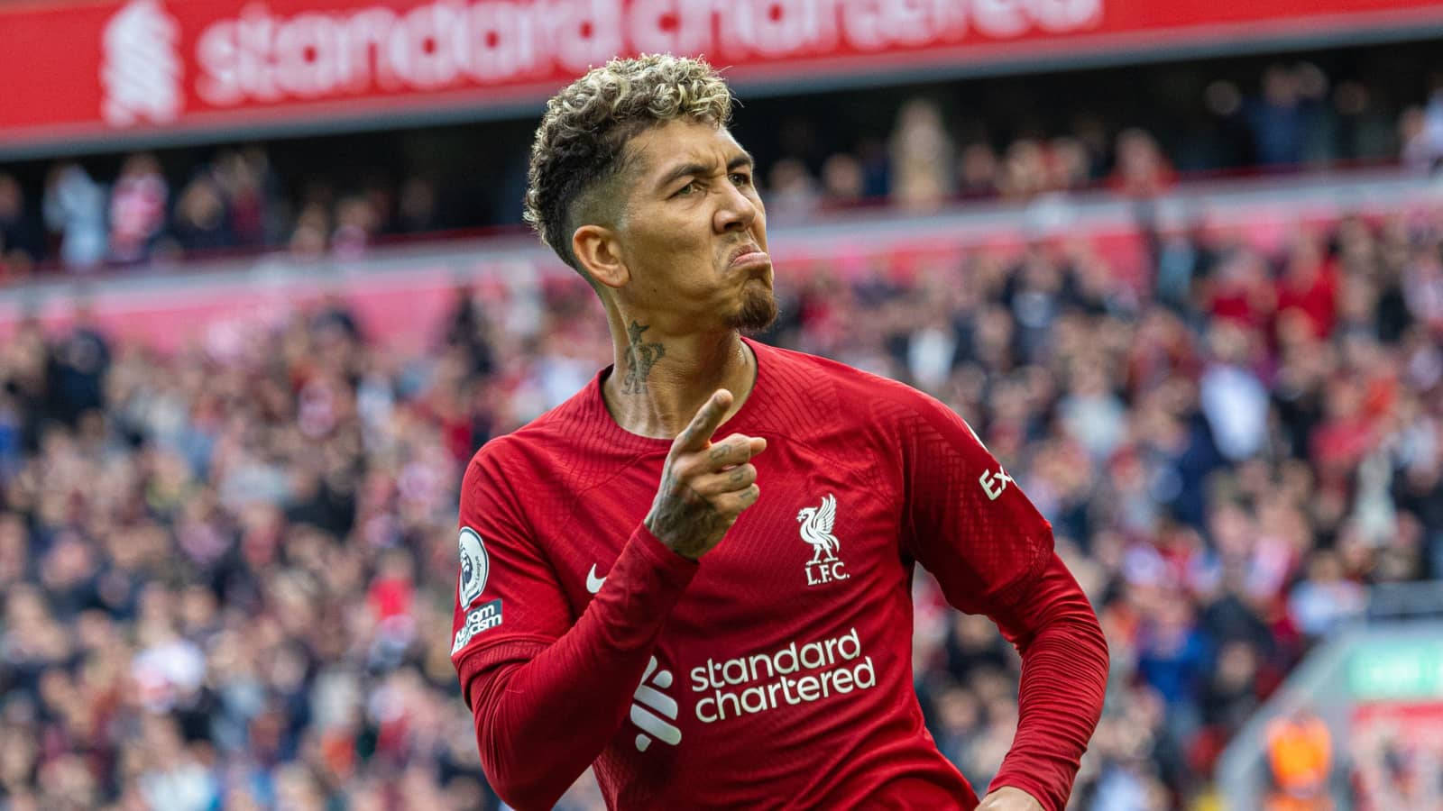Robertofirmino Roligt Ansikte (for A Computer Or Mobile Wallpaper With Roberto Firmino's Funny Face) Wallpaper