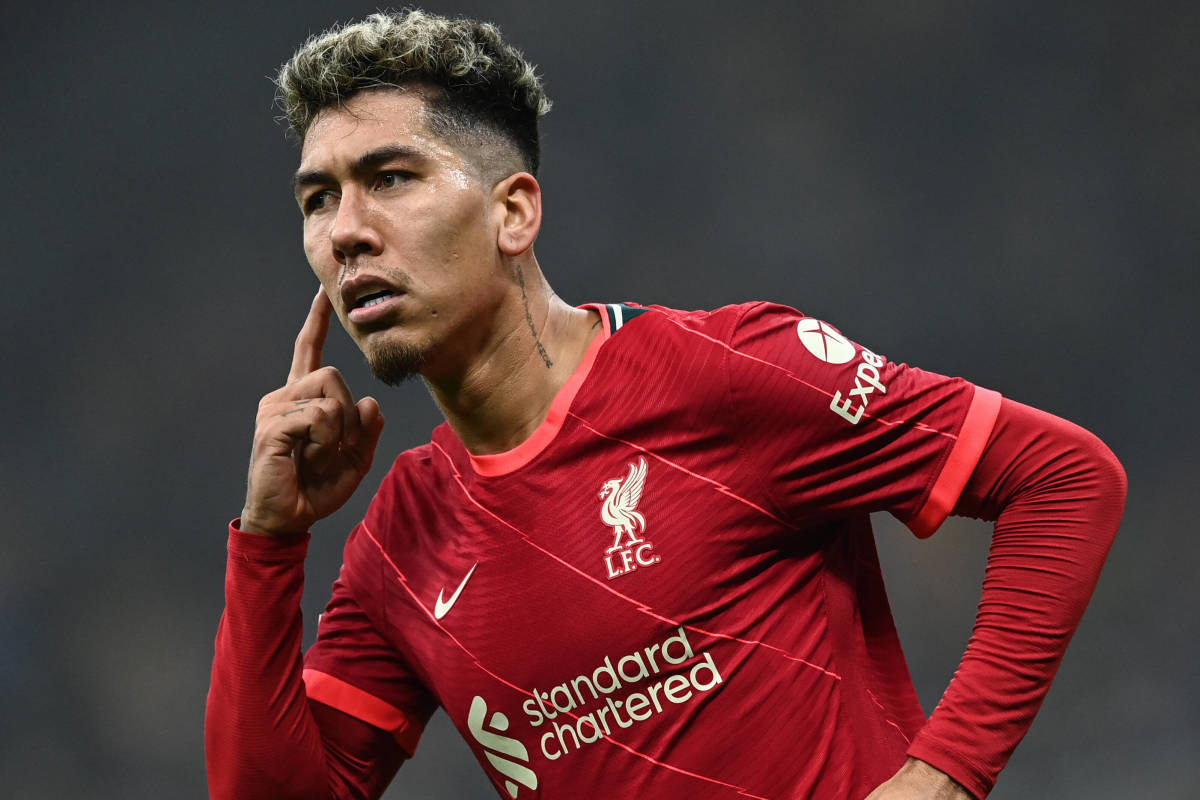 Roberto Firmino Pointing To Face Wallpaper