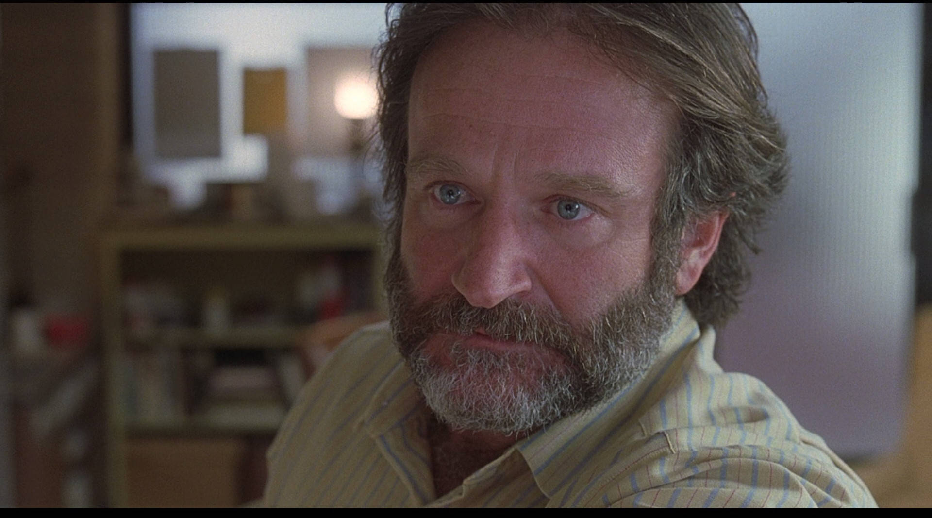 Legendary Actor Robin Williams in a Memorable Movie Scene Wallpaper