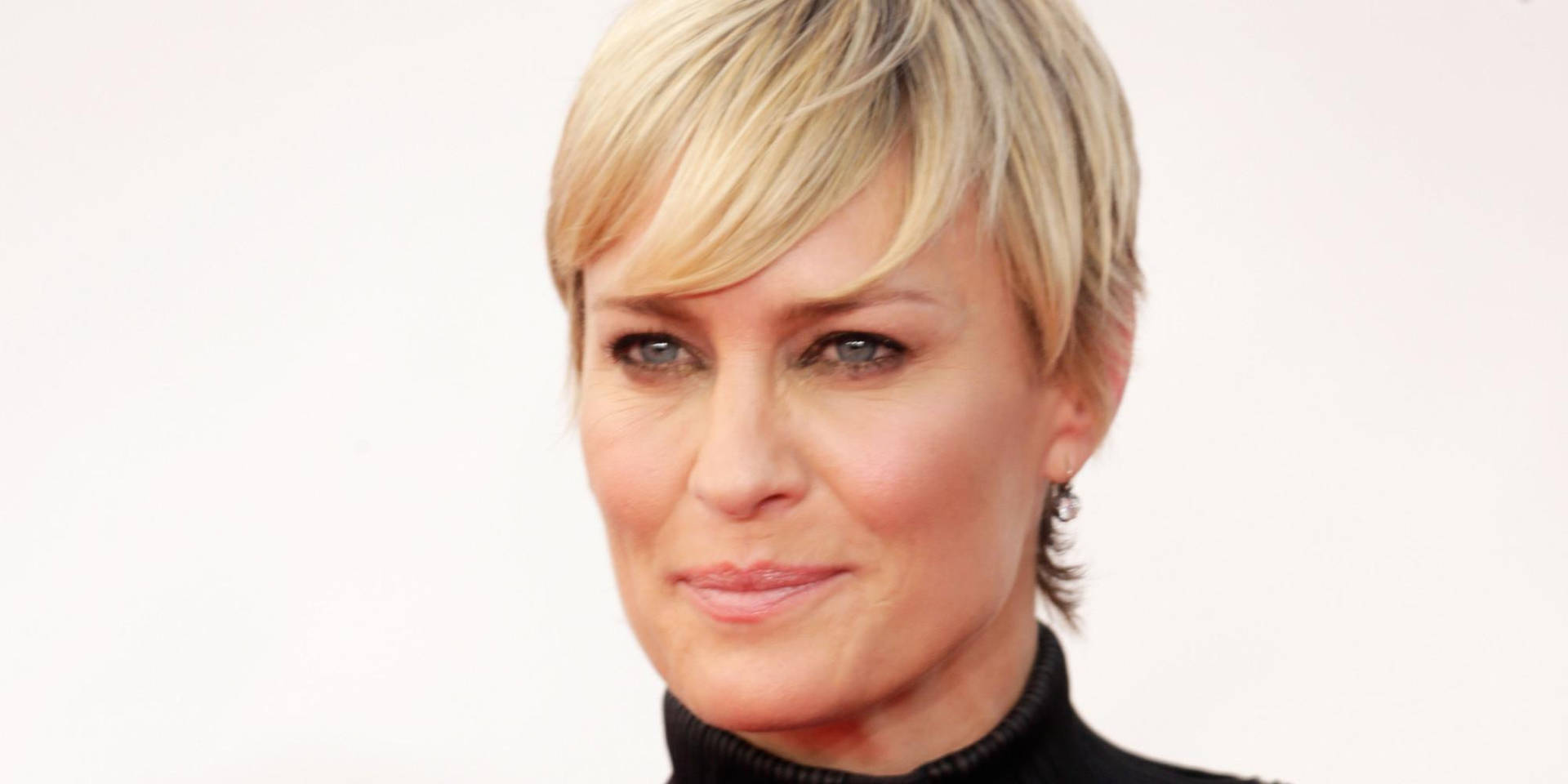 Robin Wright At Emmy Awards Red Carpet 2013 Wallpaper