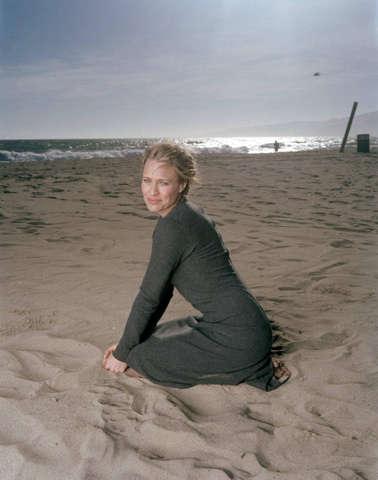 Robin Wright Strand Fotografi Tapet: En fotografisk afbildning af Robin Wright på en strand. Wallpaper