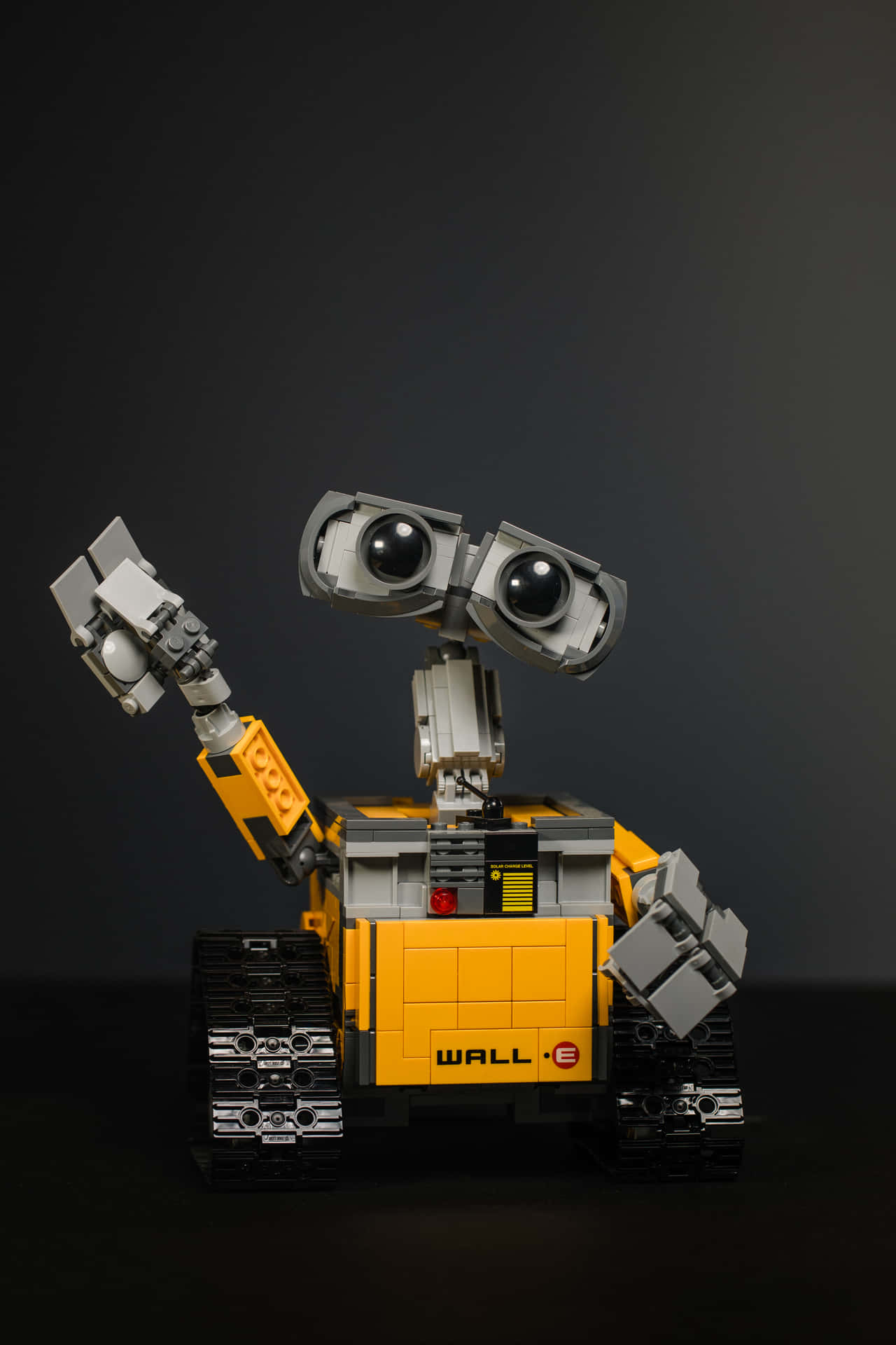 Einfuturistisch Aussehender Roboter Steht In Einer Hellen Und Bunten Science-fiction-landschaft.