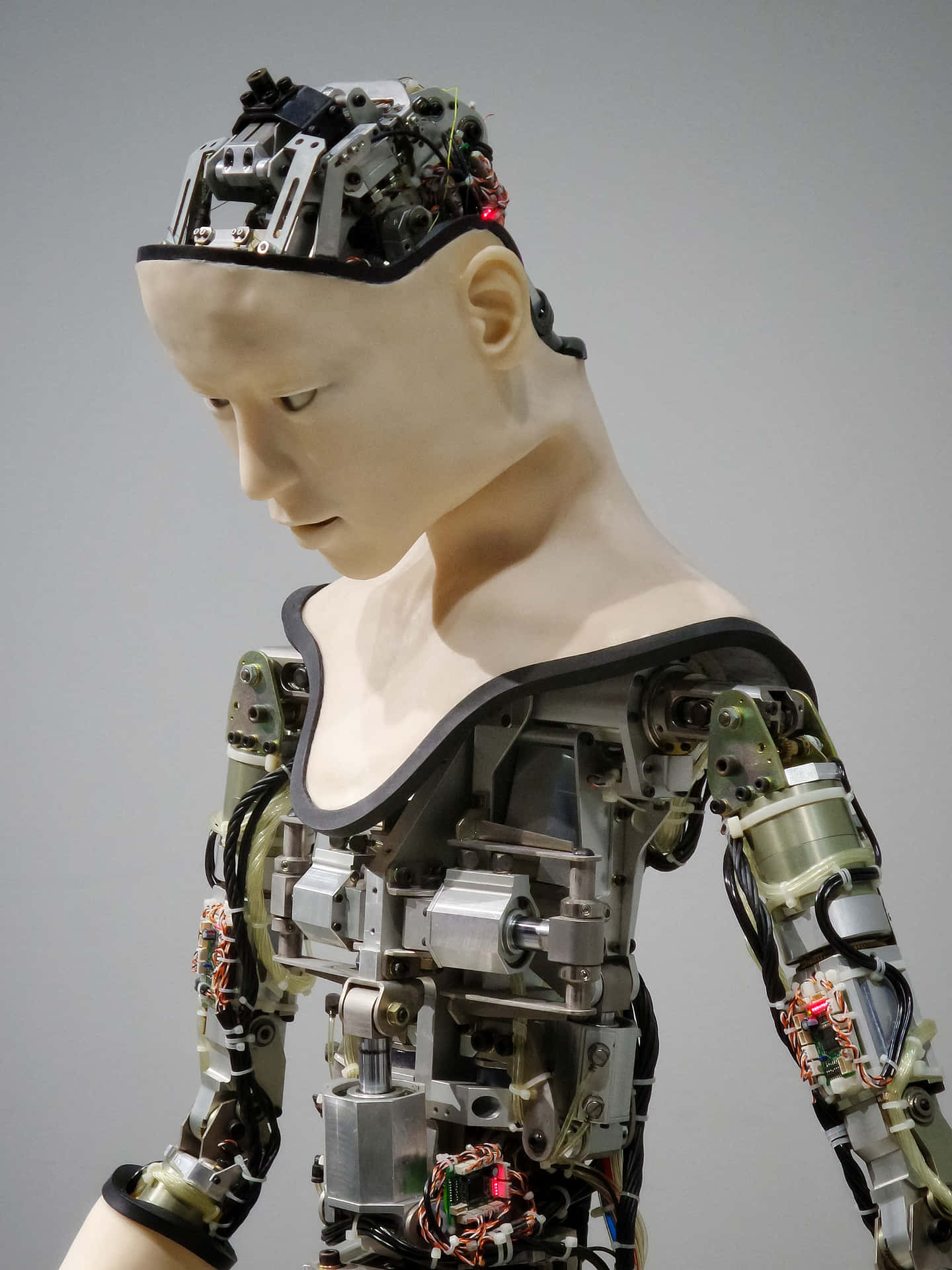 Enfuturistisk Robot Som Tittar In I Det Okända