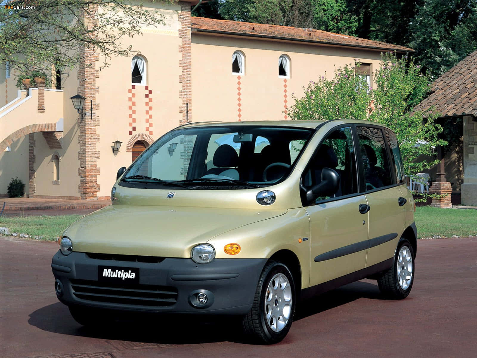 Robust Fiat Multipla Parked Outdoors Wallpaper