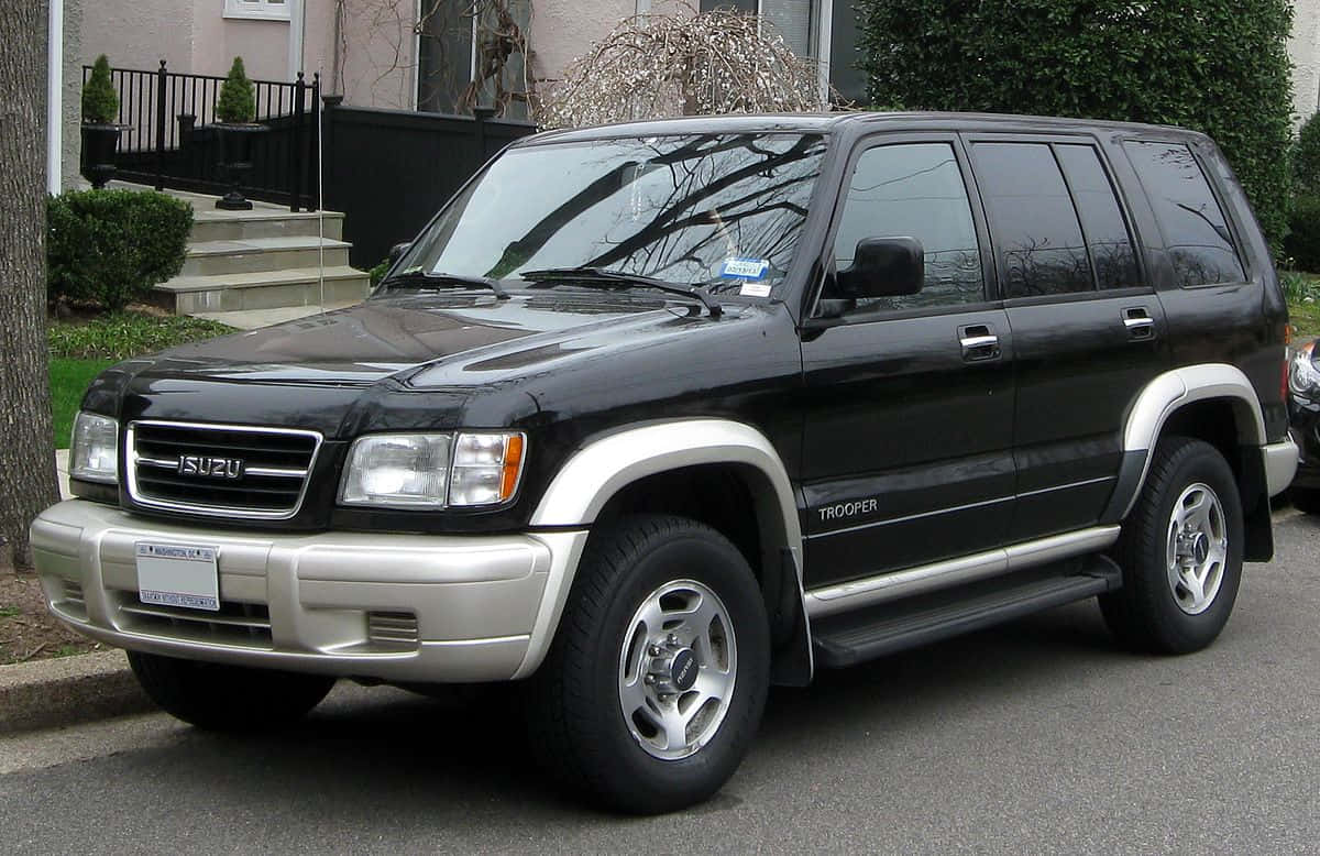 Vankka Isuzu Trooper Ulkoilmaseikkailussa Taustakuva