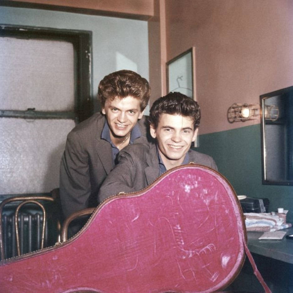 Cantantesde Rock And Roll Everly Brothers Retrato De 1958 Fondo de pantalla