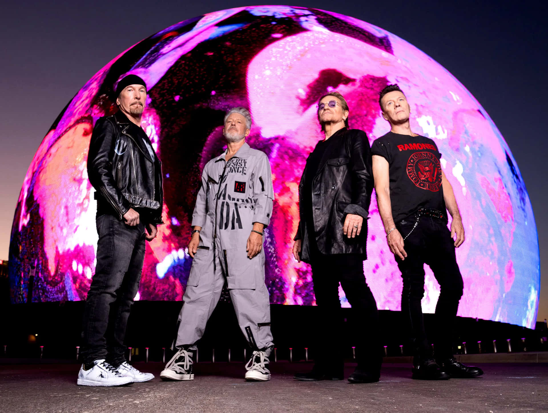 Groupe De Rock Sous Un Orbe Lumineux Fond d'écran