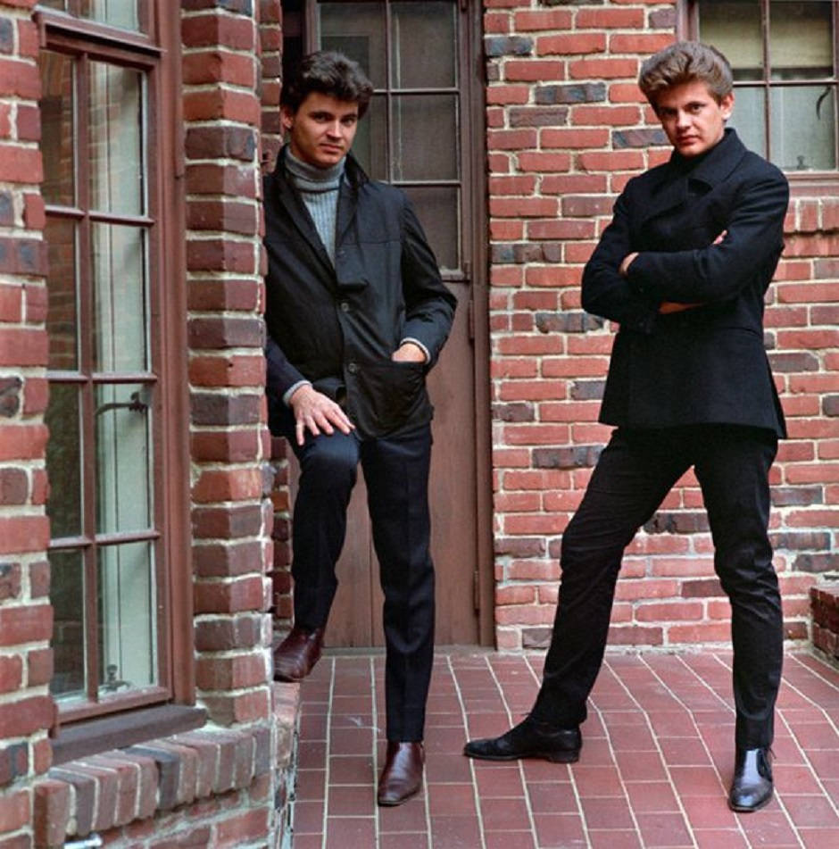 Rock Duo The Everly Brothers In 1965 Photoshoot Wallpaper