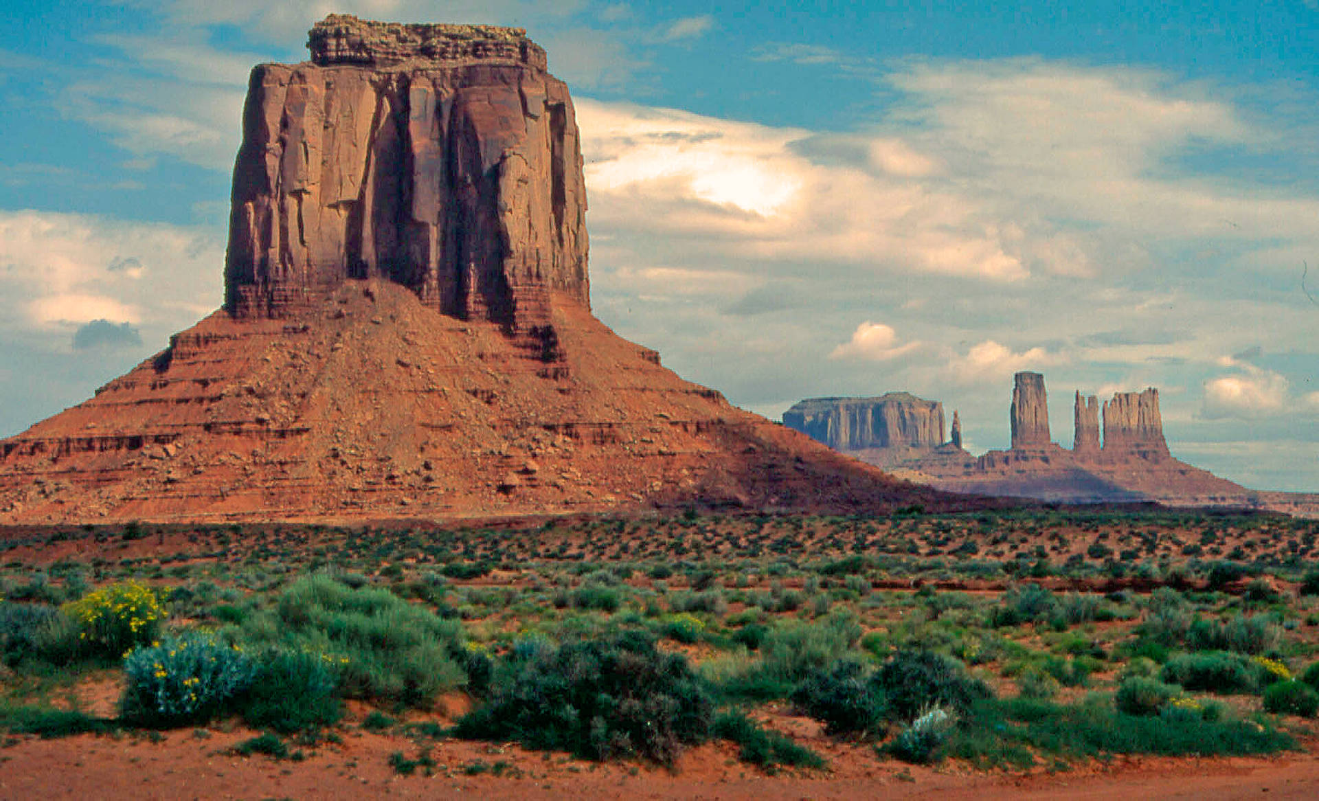 Felsgebirgein Der Wüste Von Arizona Wallpaper
