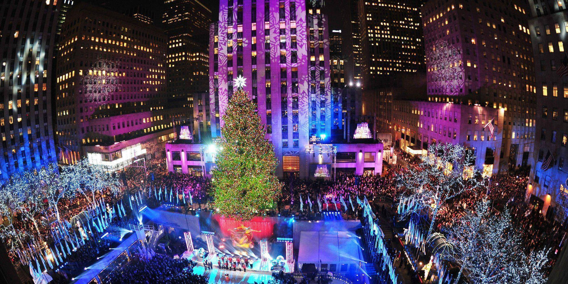 Rockefeller Center Christmas Tree Festive Season tapet: Denne smukke tapet viser Rockefeller Centers juletræ i løbet af den festlige sæson. Wallpaper