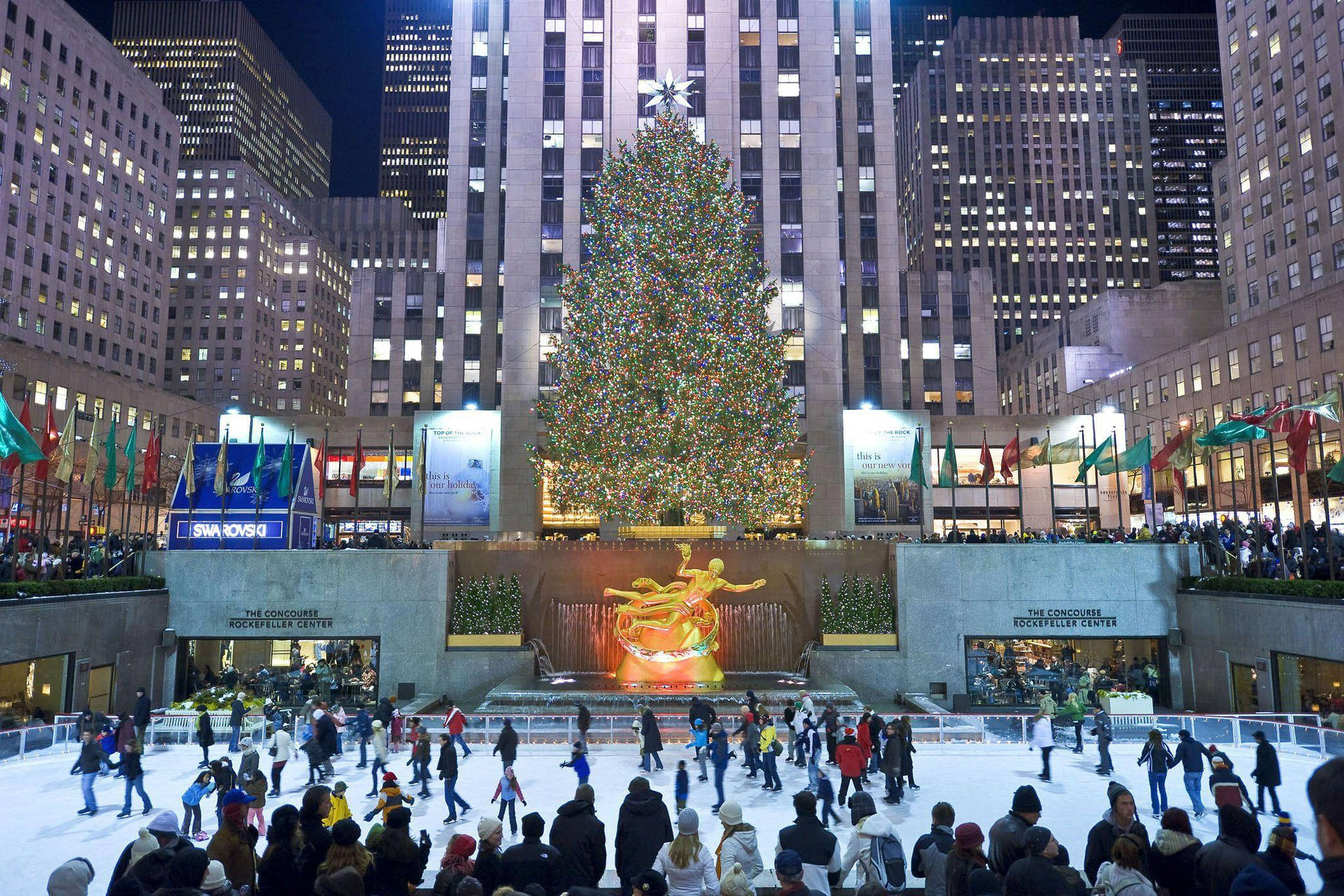 Rockefeller Center Full Of Holiday Crowd Wallpaper