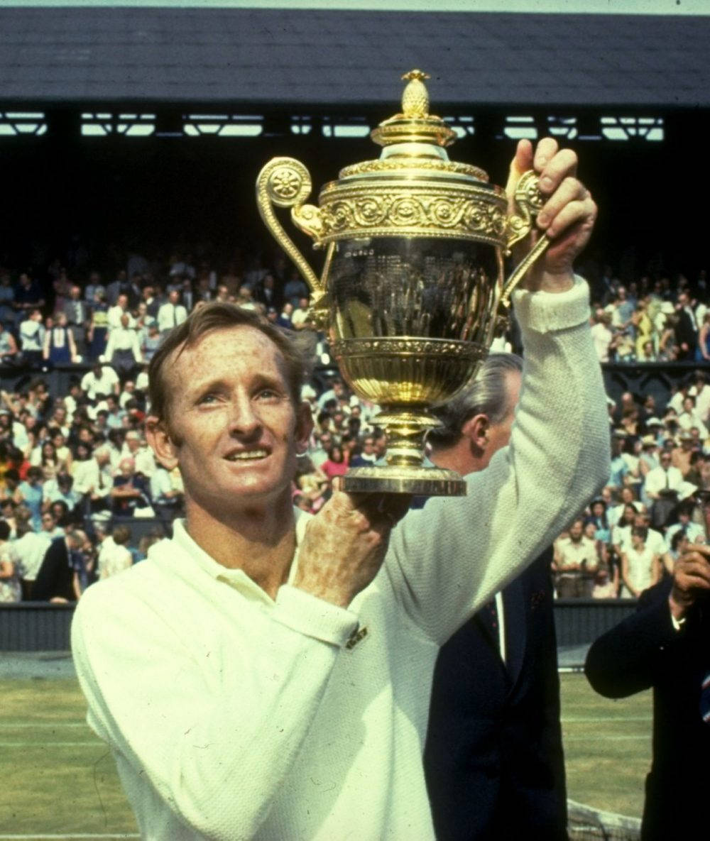 Rodlaver Levantando El Trofeo De Wimbledon De 1968. Fondo de pantalla