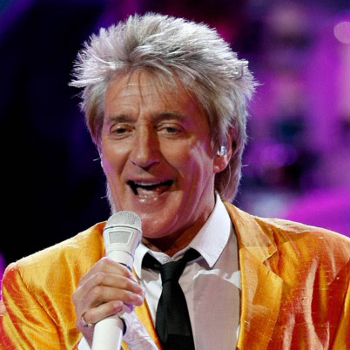 Renowned Performer Rod Stewart Live in Concert Wallpaper